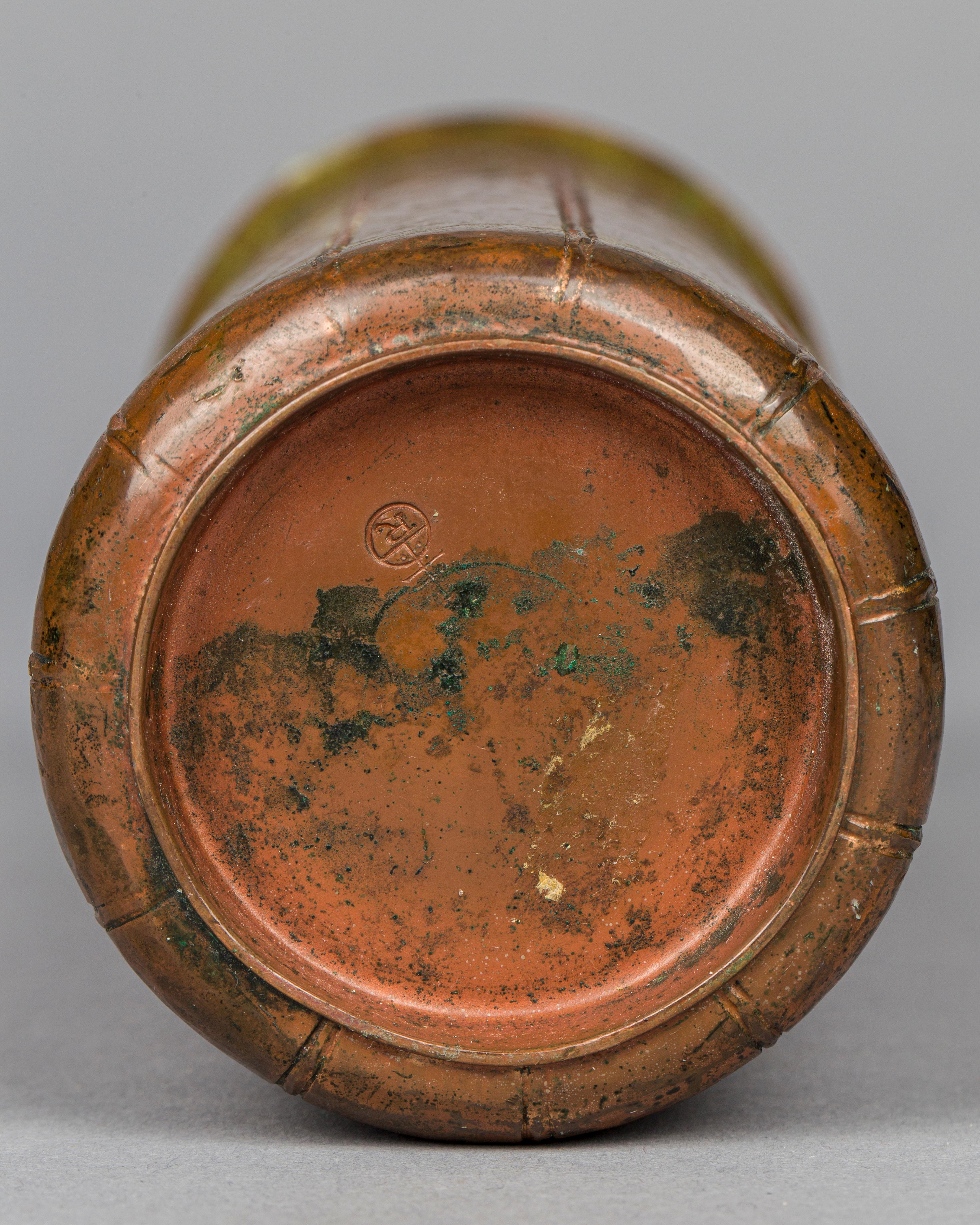 Rare vase cylindrique en cuivre martelé, Roycroft, datant d'environ 1910 Bon état - En vente à New York, NY