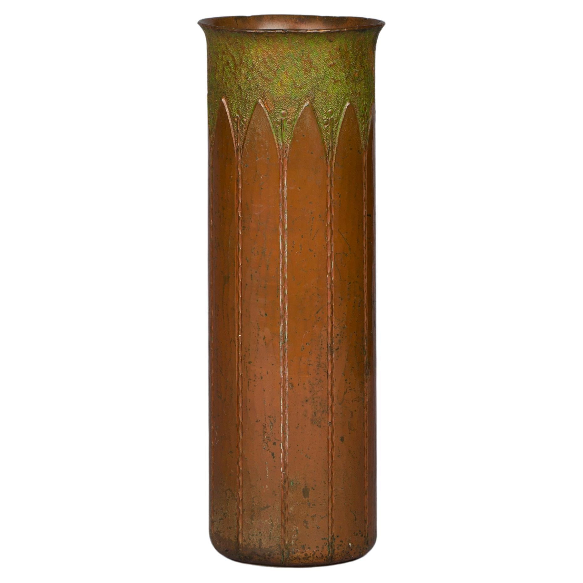 Rare vase cylindrique en cuivre martelé, Roycroft, datant d'environ 1910