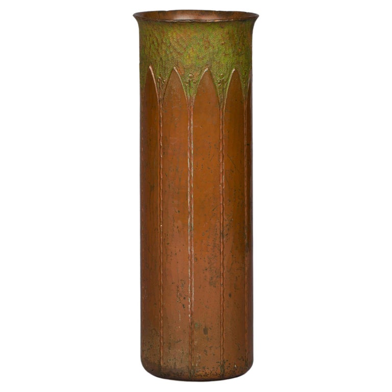 Rare Hammered Copper Cylindrical Vase, Roycroft, circa 1910 For Sale at
