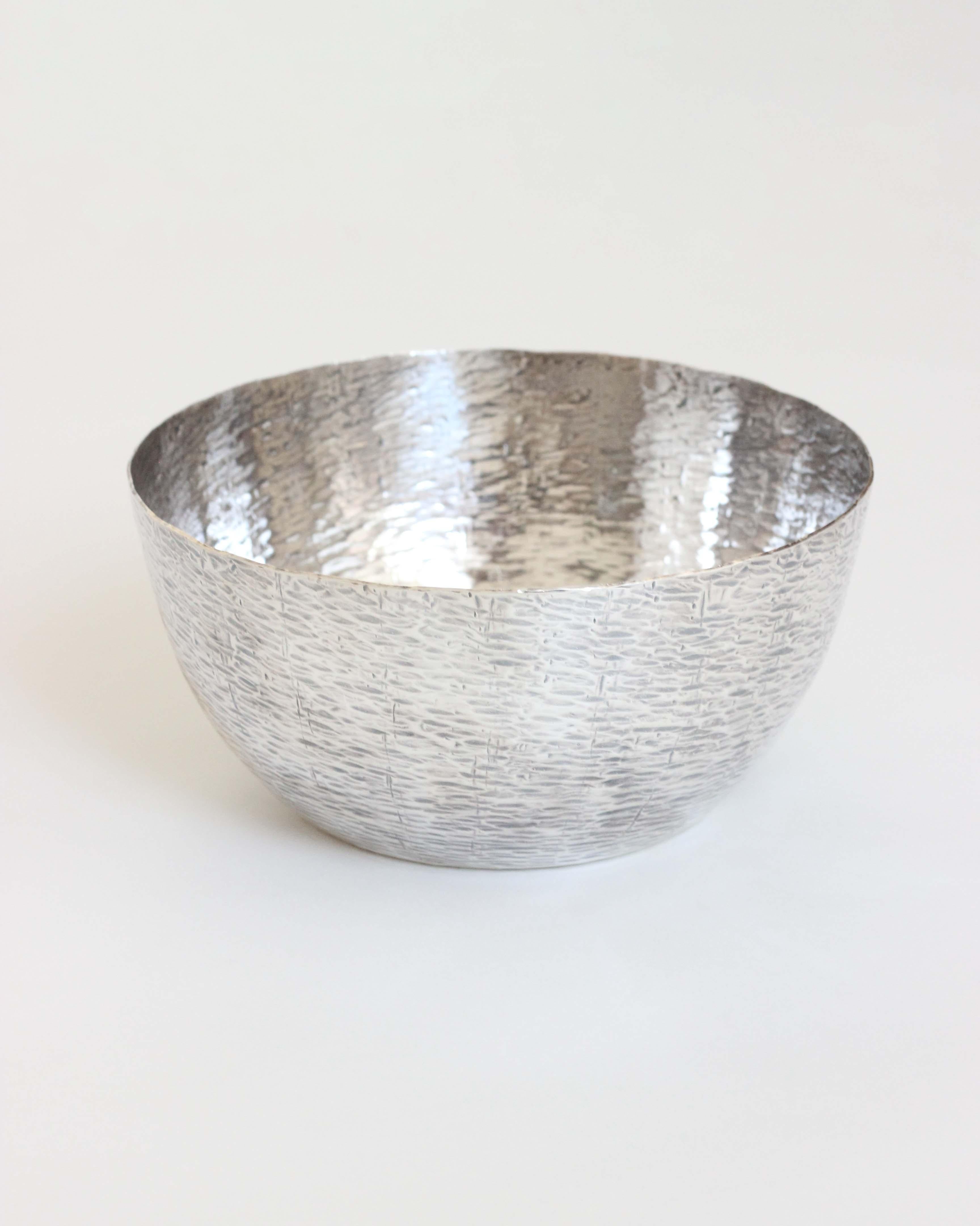 Rare and beautiful handmade, hammered .925 Sterling silver bowl by Tapio Wirkkala. 

Weight: 320g

Marked KÄSITYÖ (handmade) and with designer's monogram TW.

A leading figure of Post-war European design, Finnish designer and sculptor Tapio