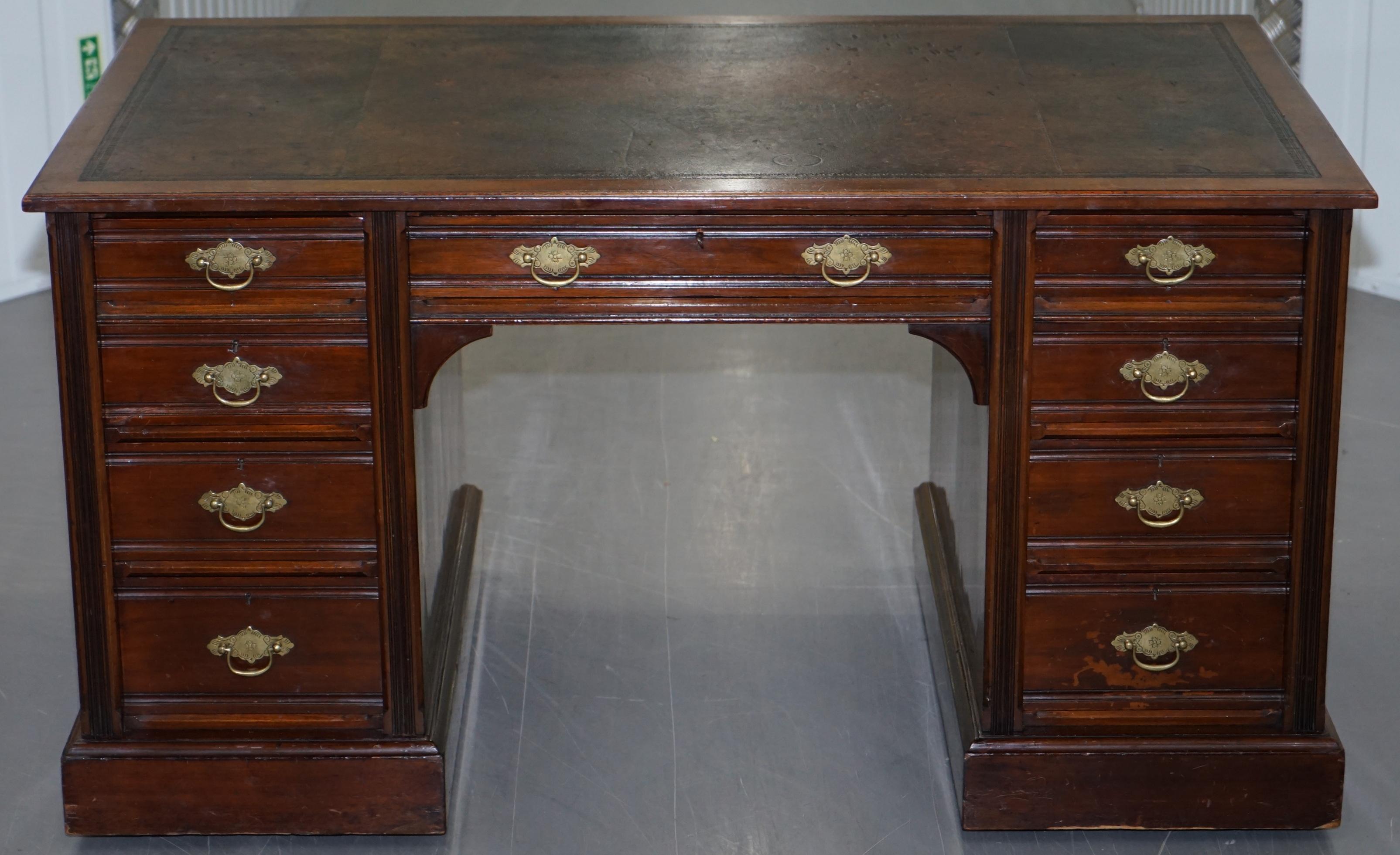 Estamos encantados de poner a la venta este rarísimo escritorio de Hampton & Sons de la época victoriana de Pall Mall, circa 1870, con dos pedestales.

Un escritorio de caoba de muy buen aspecto y bien hecho, con tablero de cuero, fabricado por la