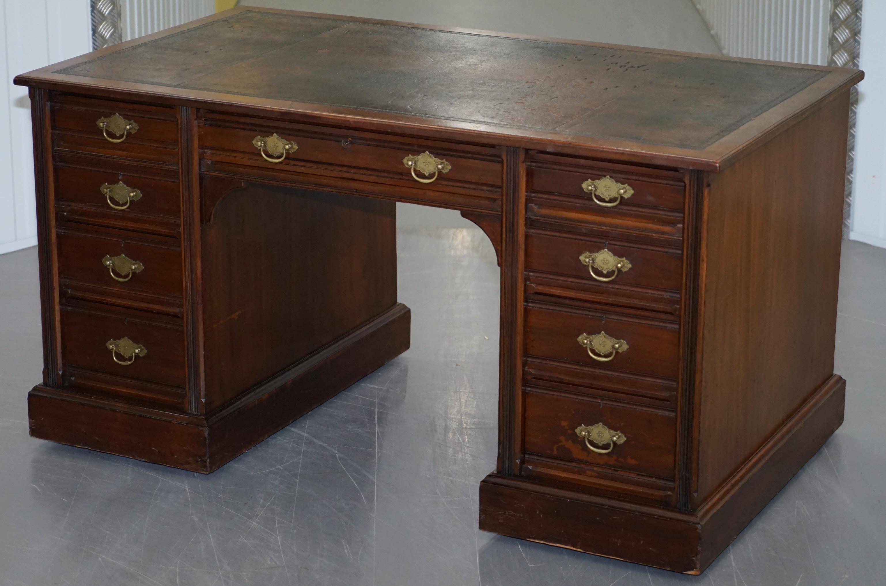 Raro escritorio con dos pedestales de madera dura Hampton & Sons's Pall Mall Victoriano en venta