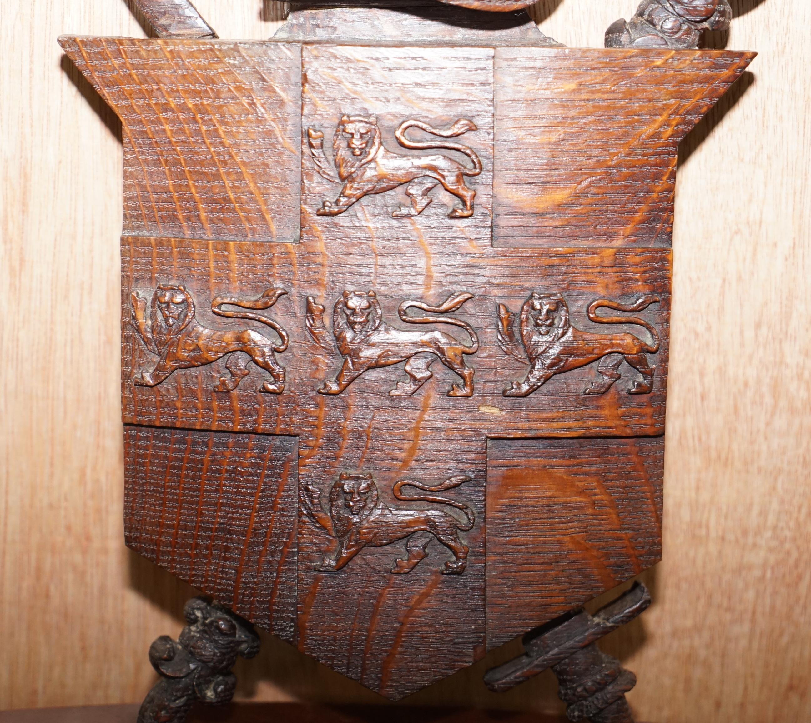 Mid-Century Modern Rare écossais de combat sculpté à la main en 1587 Armoiries de la ville de York Cimier d'armoiries en vente