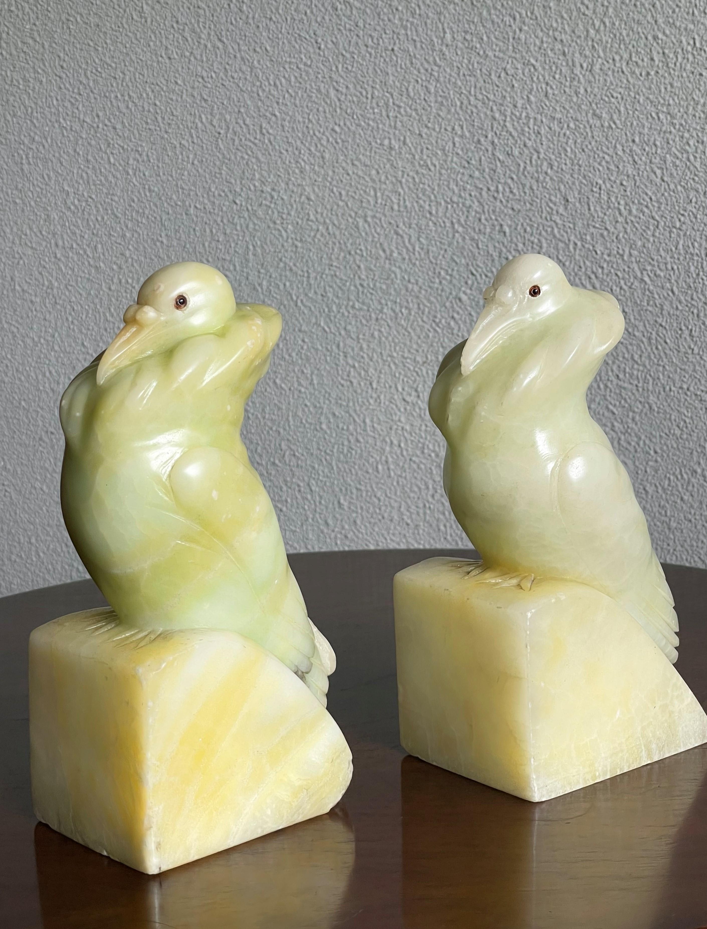 Rare Hand Carved Alabaster Pair of Fancy Pigeon Bookend Sculptures Art Deco 1920 In Good Condition In Lisse, NL
