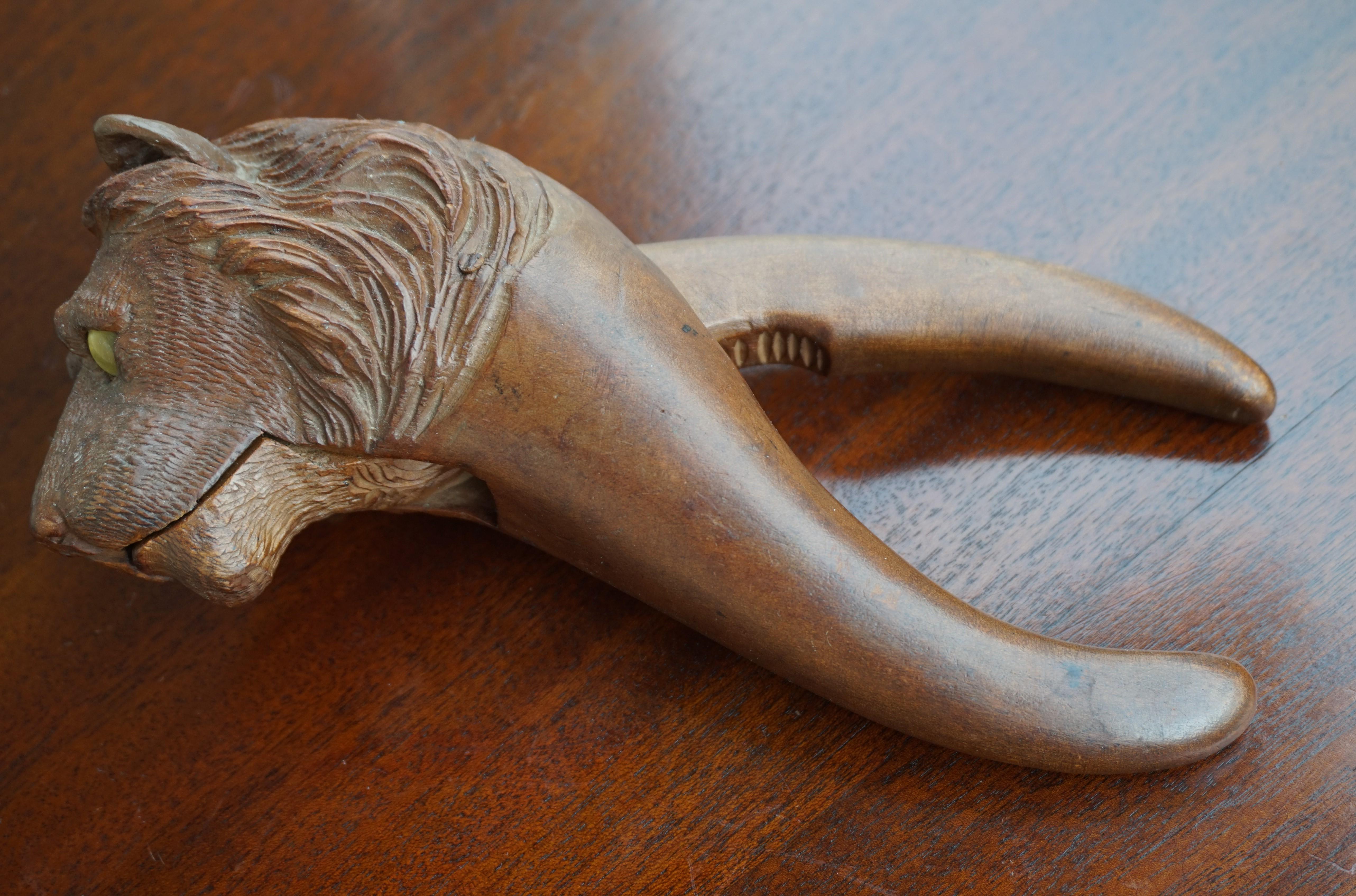 Rare Sculpture de Lion de Black Forest sculptée à la main avec des yeux en verre Casse-Noisette en vente 4