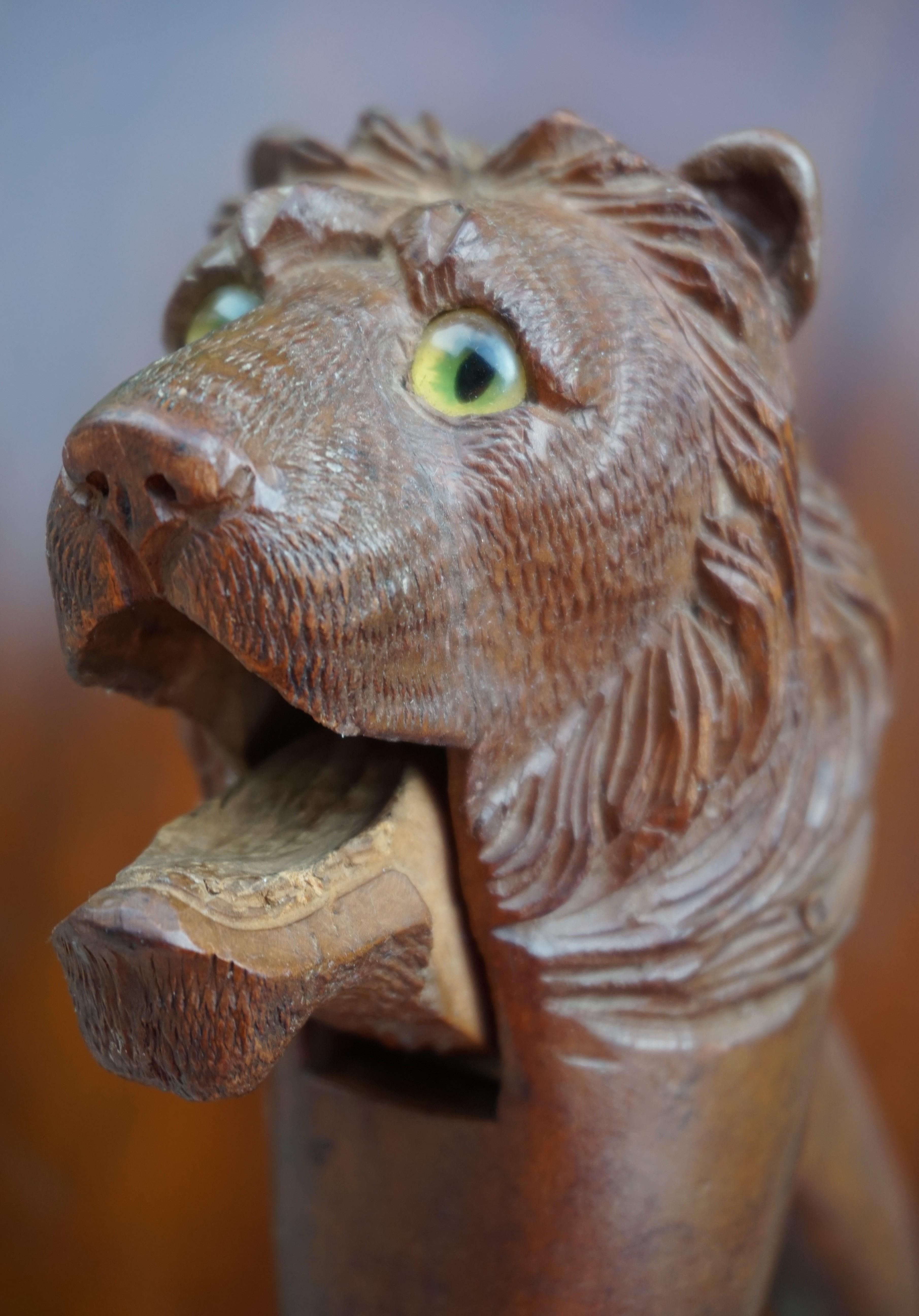 20ième siècle Rare Sculpture de Lion de Black Forest sculptée à la main avec des yeux en verre Casse-Noisette en vente