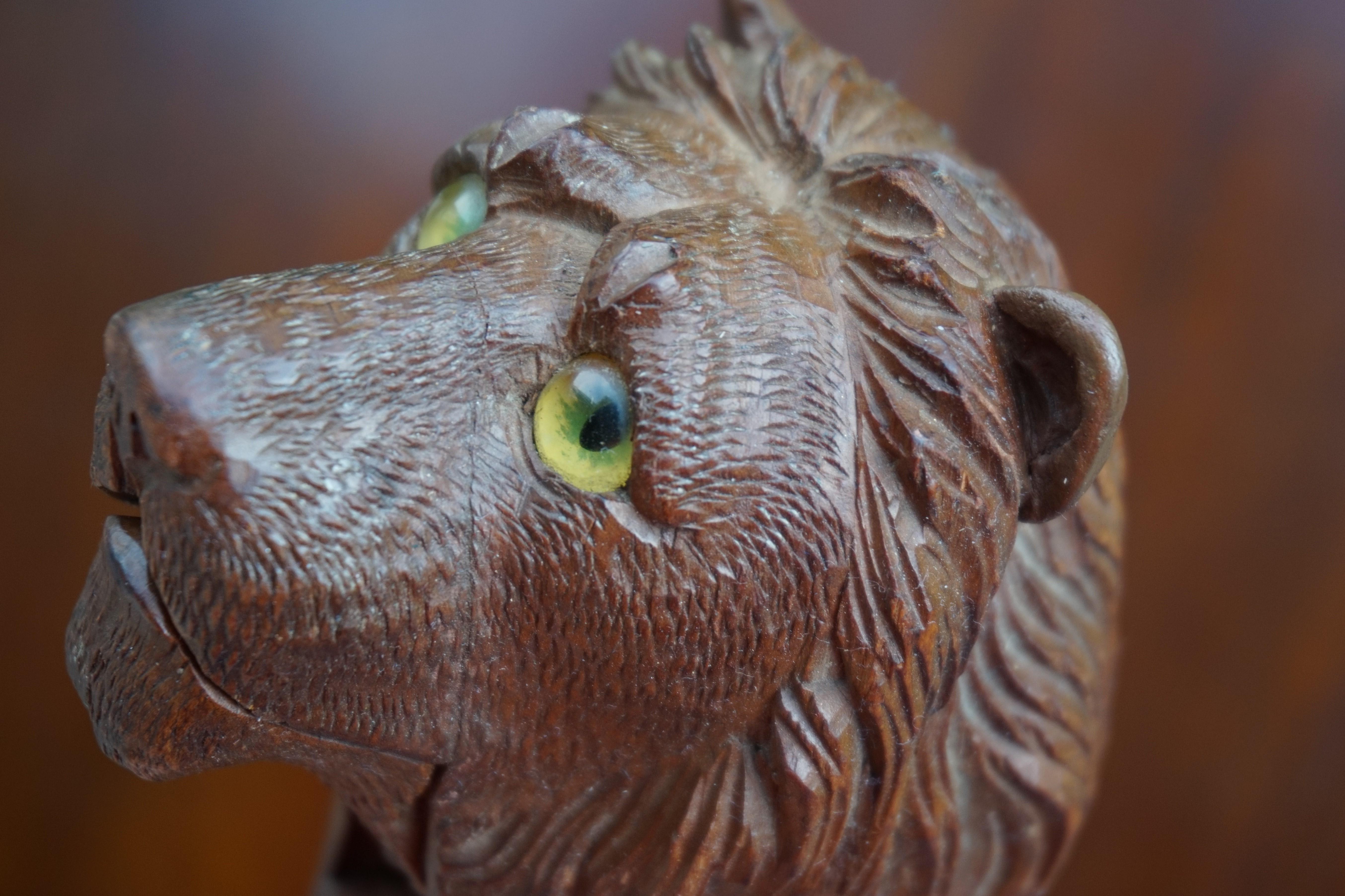 Verre Rare Sculpture de Lion de Black Forest sculptée à la main avec des yeux en verre Casse-Noisette en vente