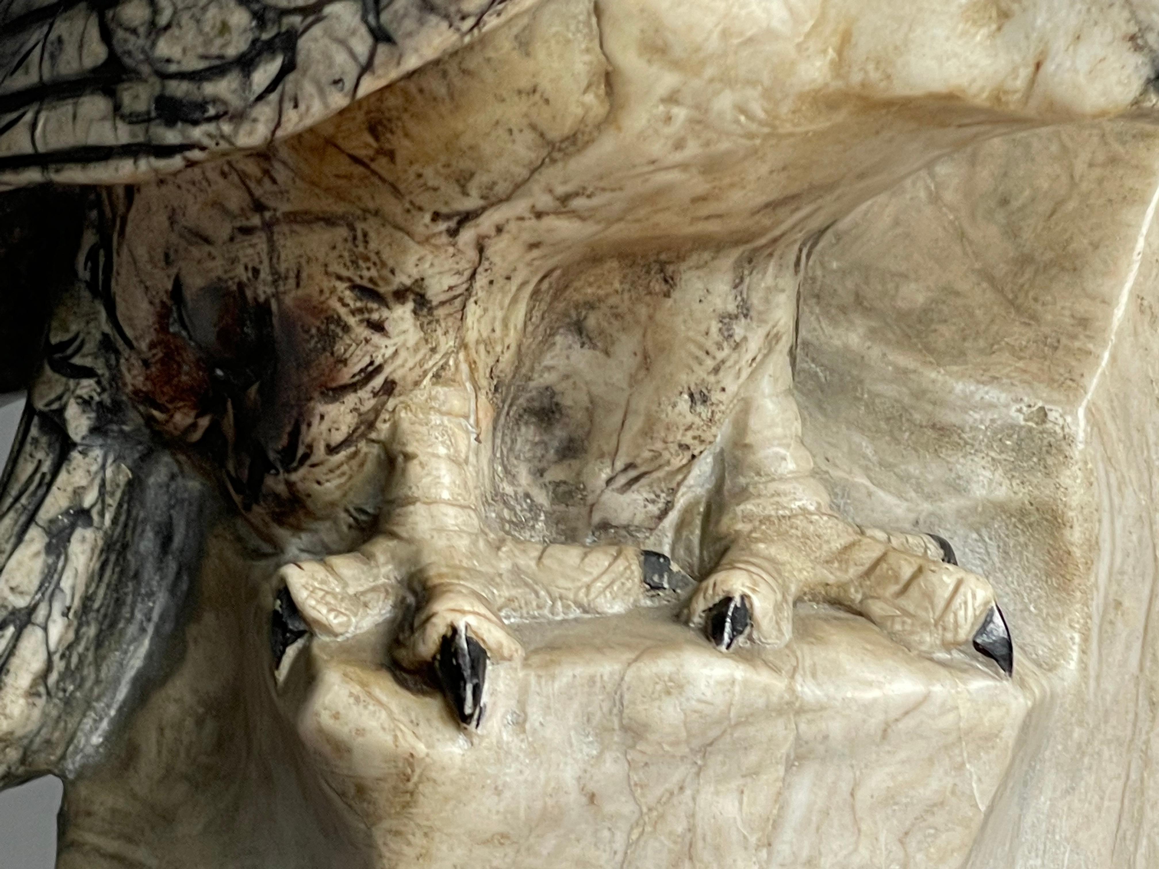 Seltene handgeschnitzte antike Doppeladler-Skulptur auf Alabaster-Berg, signiert und datiert im Angebot 3