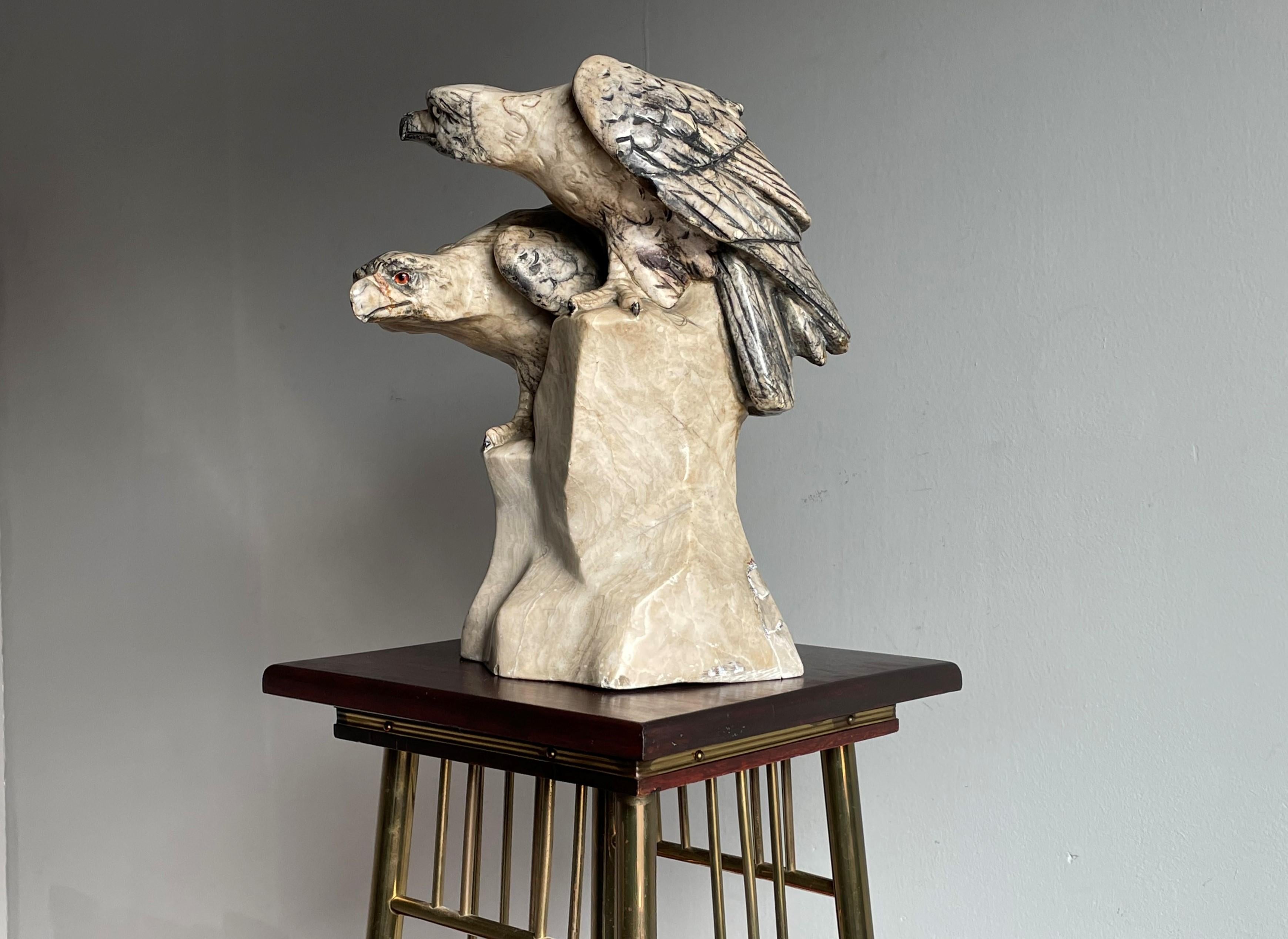 Prächtige und sehr seltene antike Skulptur, die zwei Adler darstellt.

Die meisten Menschen sind nicht in der Lage, ein Bild von einem Adler zu zeichnen. Der Künstler, der diese Skulptur geschaffen hat, hat nicht nur einen, sondern gleich zwei
