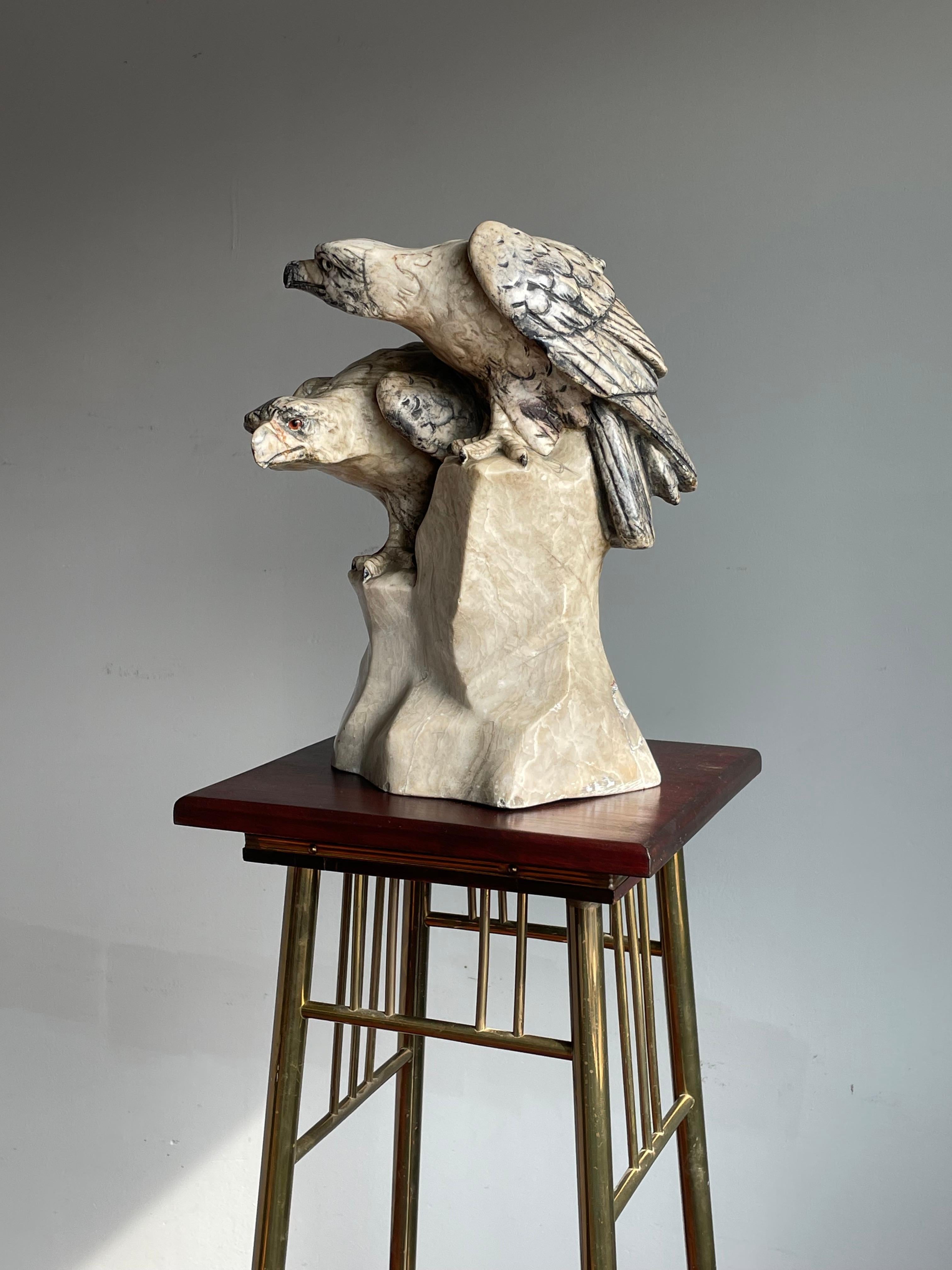 Seltene handgeschnitzte antike Doppeladler-Skulptur auf Alabaster-Berg, signiert und datiert im Angebot 12