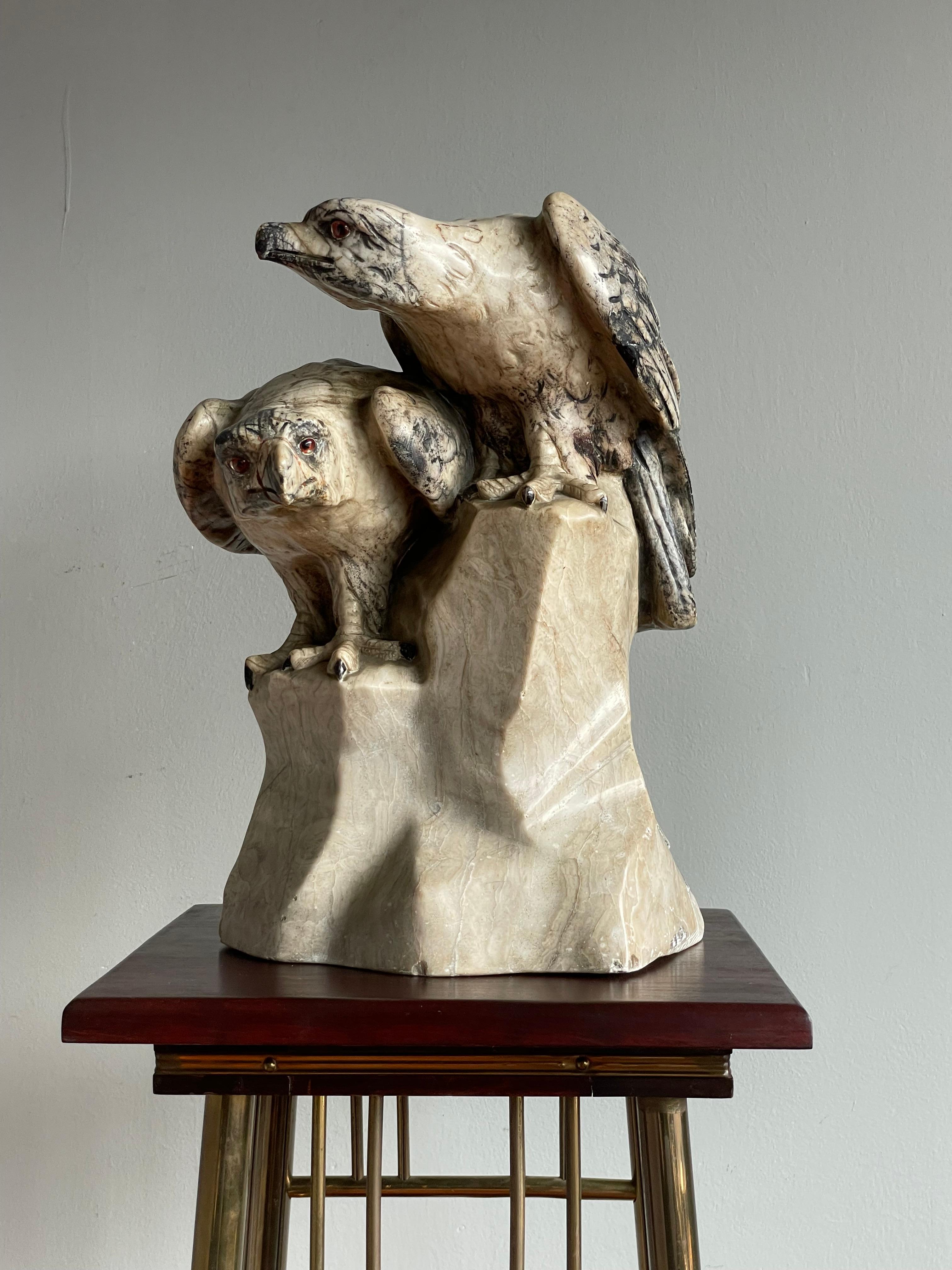 Seltene handgeschnitzte antike Doppeladler-Skulptur auf Alabaster-Berg, signiert und datiert (Arts and Crafts) im Angebot