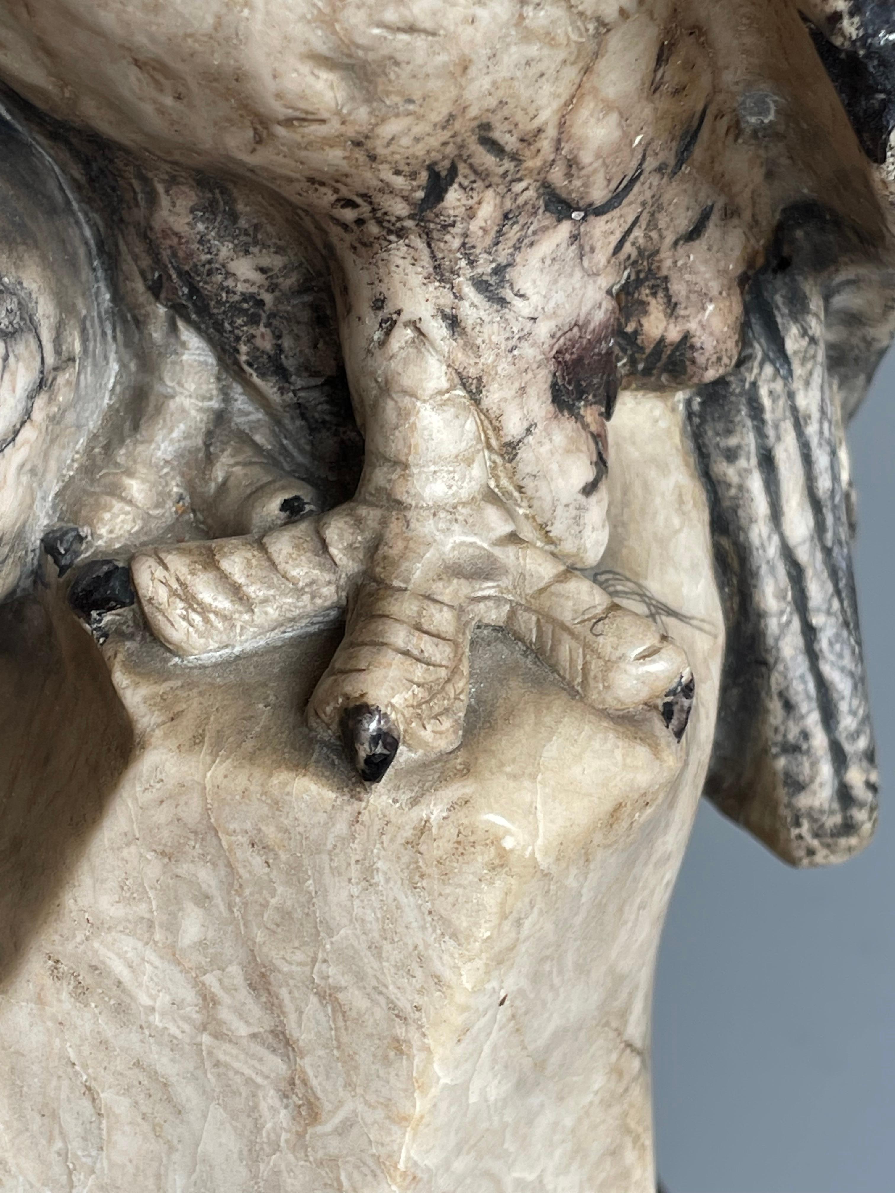 Seltene handgeschnitzte antike Doppeladler-Skulptur auf Alabaster-Berg, signiert und datiert (Intarsie) im Angebot