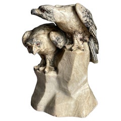 Seltene handgeschnitzte antike Doppeladler-Skulptur auf Alabaster-Berg, signiert und datiert