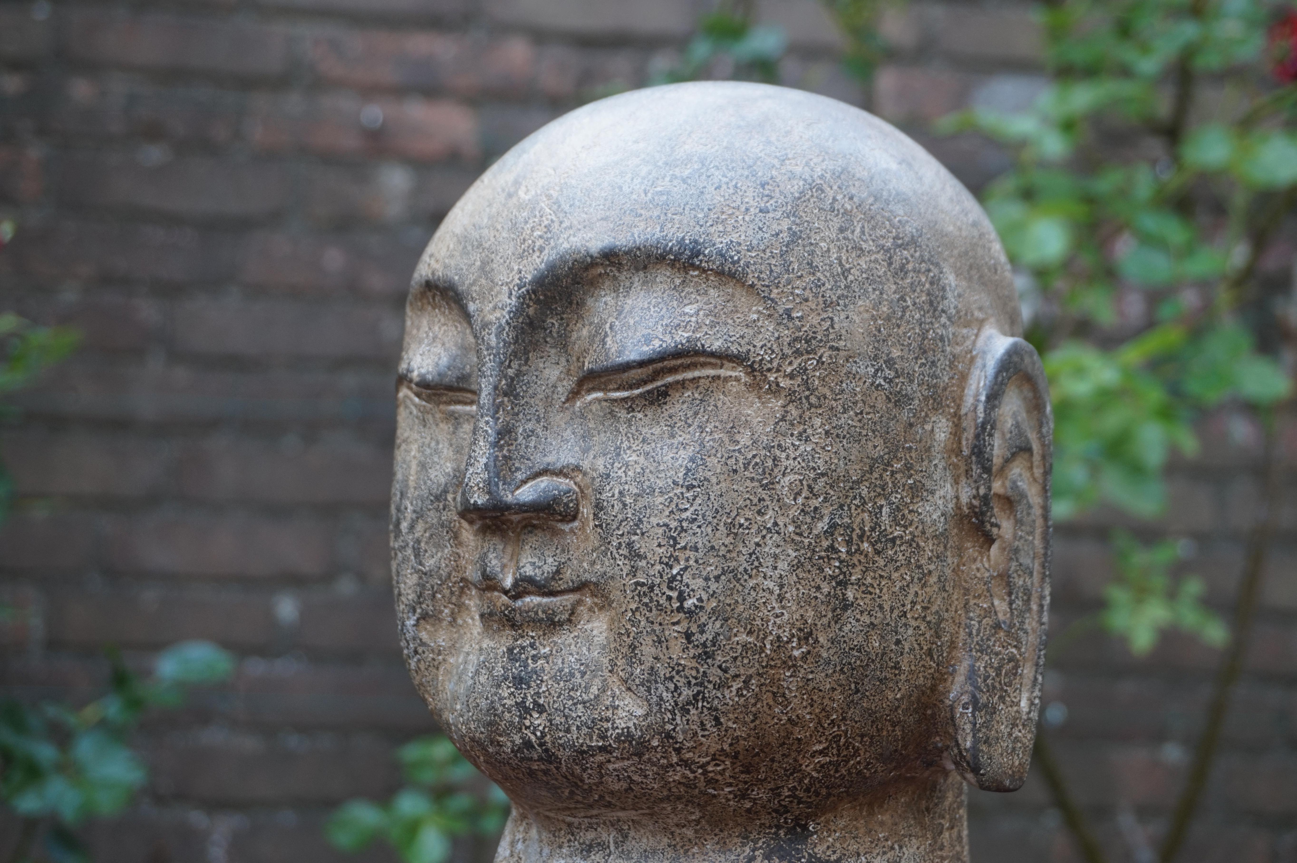 Japonais Rare sculpture de tête de Bouddha japonaise ancienne en marbre ou granit, sculptée à la main en vente