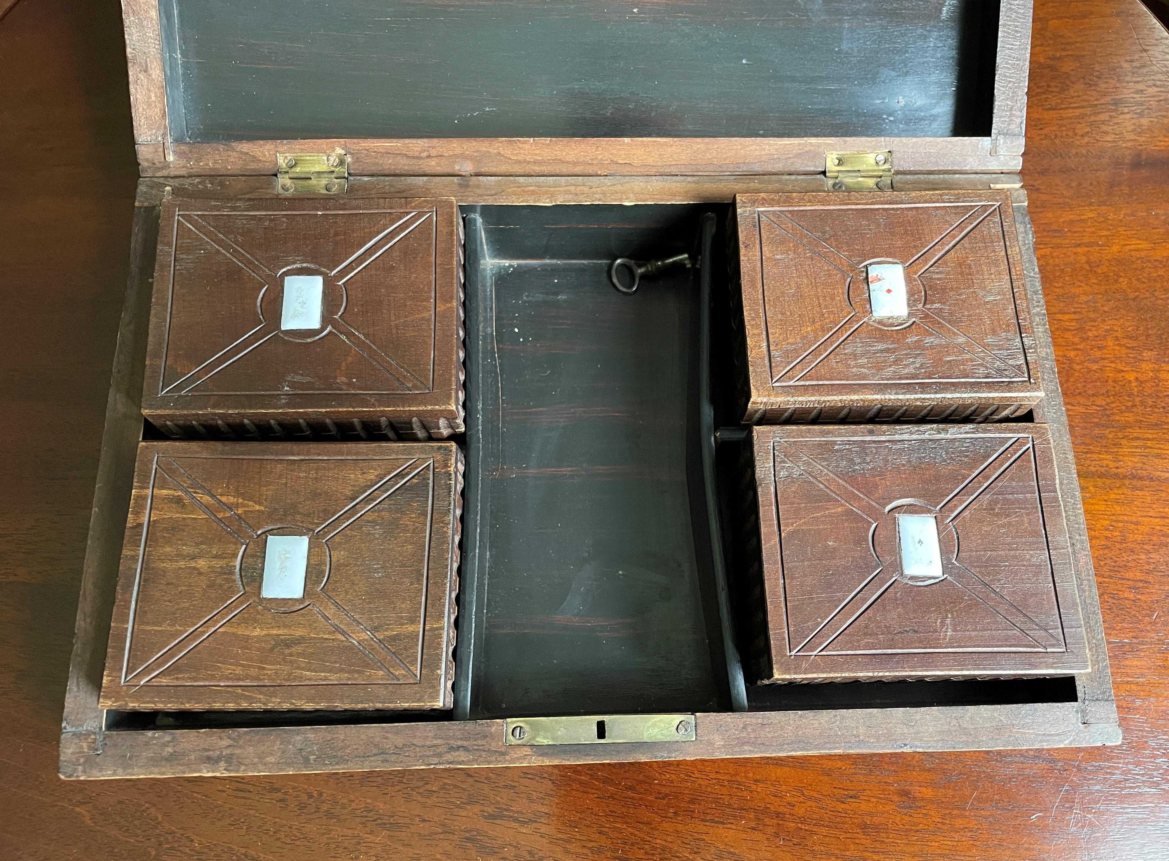 Seltene handgeschnitzte Schwarzwälder Kasten mit Emaillierte Spielkarten- und Chips-Kasten mit Intarsien (19. Jahrhundert) im Angebot