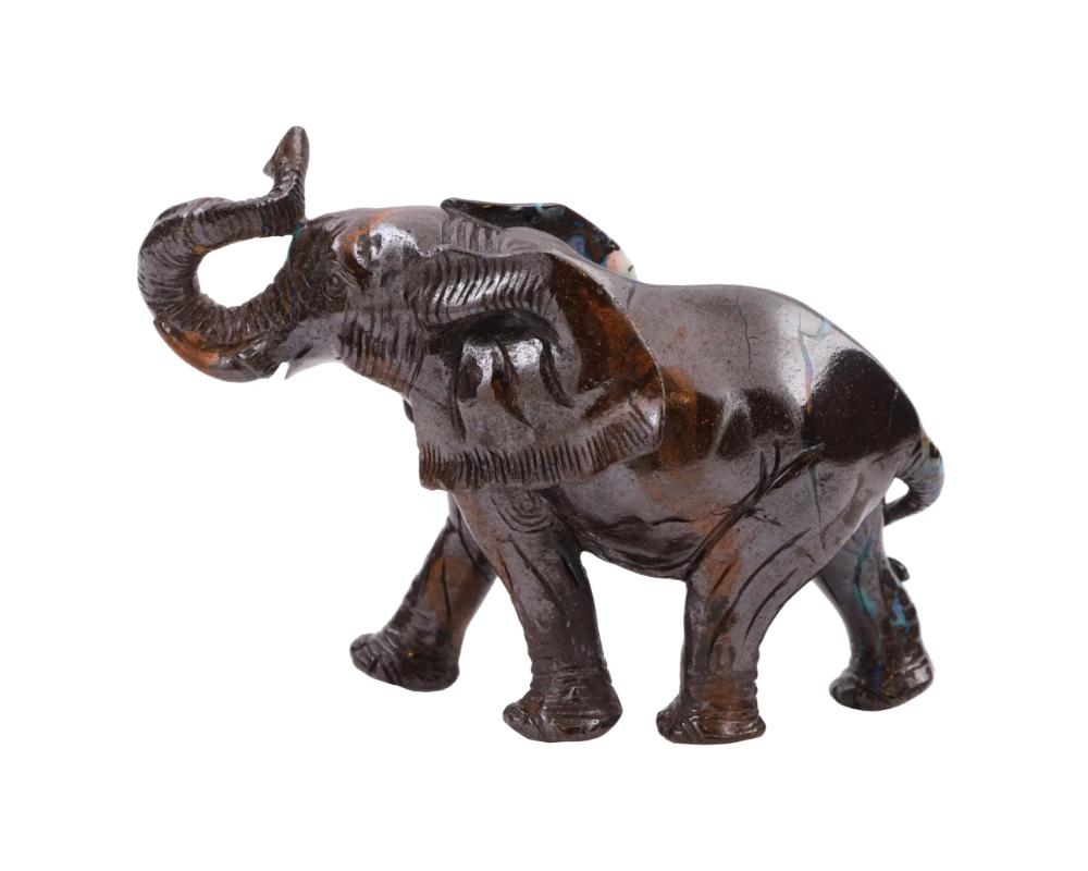 Seltene handgeschnitzte Opalsteinfigur eines Elefanten aus Opalstein (Handgeschnitzt) im Angebot