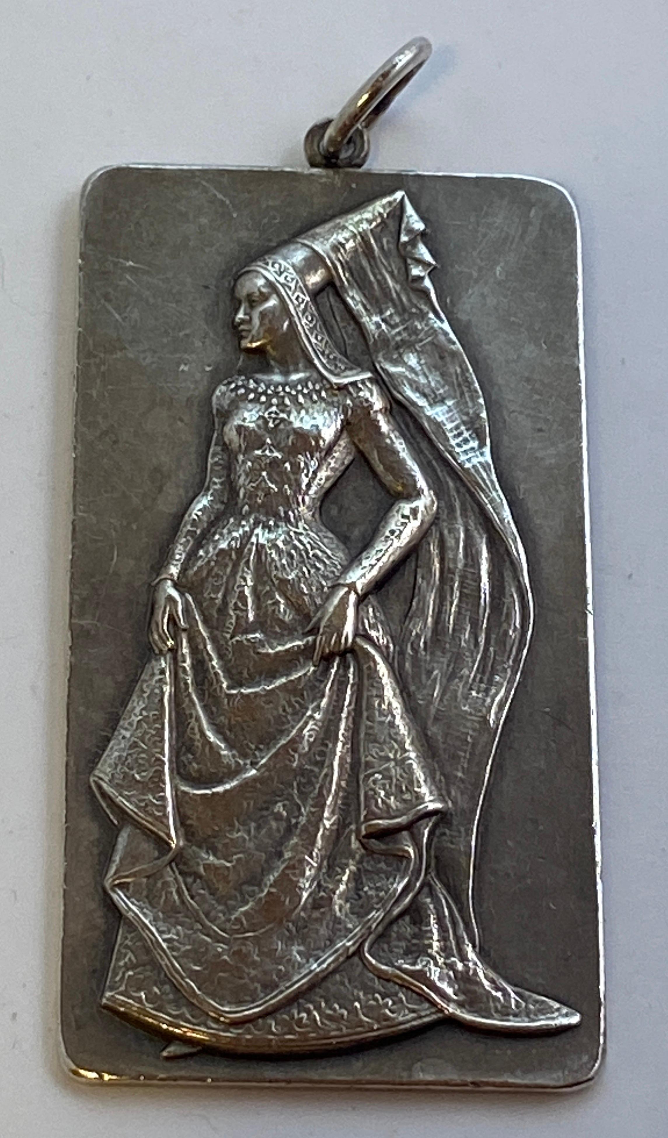 Seltener handgeschnitzter Silber-Anhänger „Medieval Lady In Waiting“ (Mittelalterlich) im Angebot