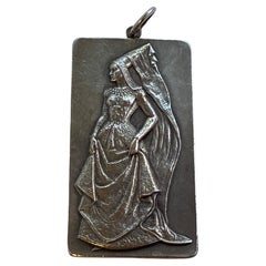 Seltener handgeschnitzter Silber-Anhänger „Medieval Lady In Waiting“