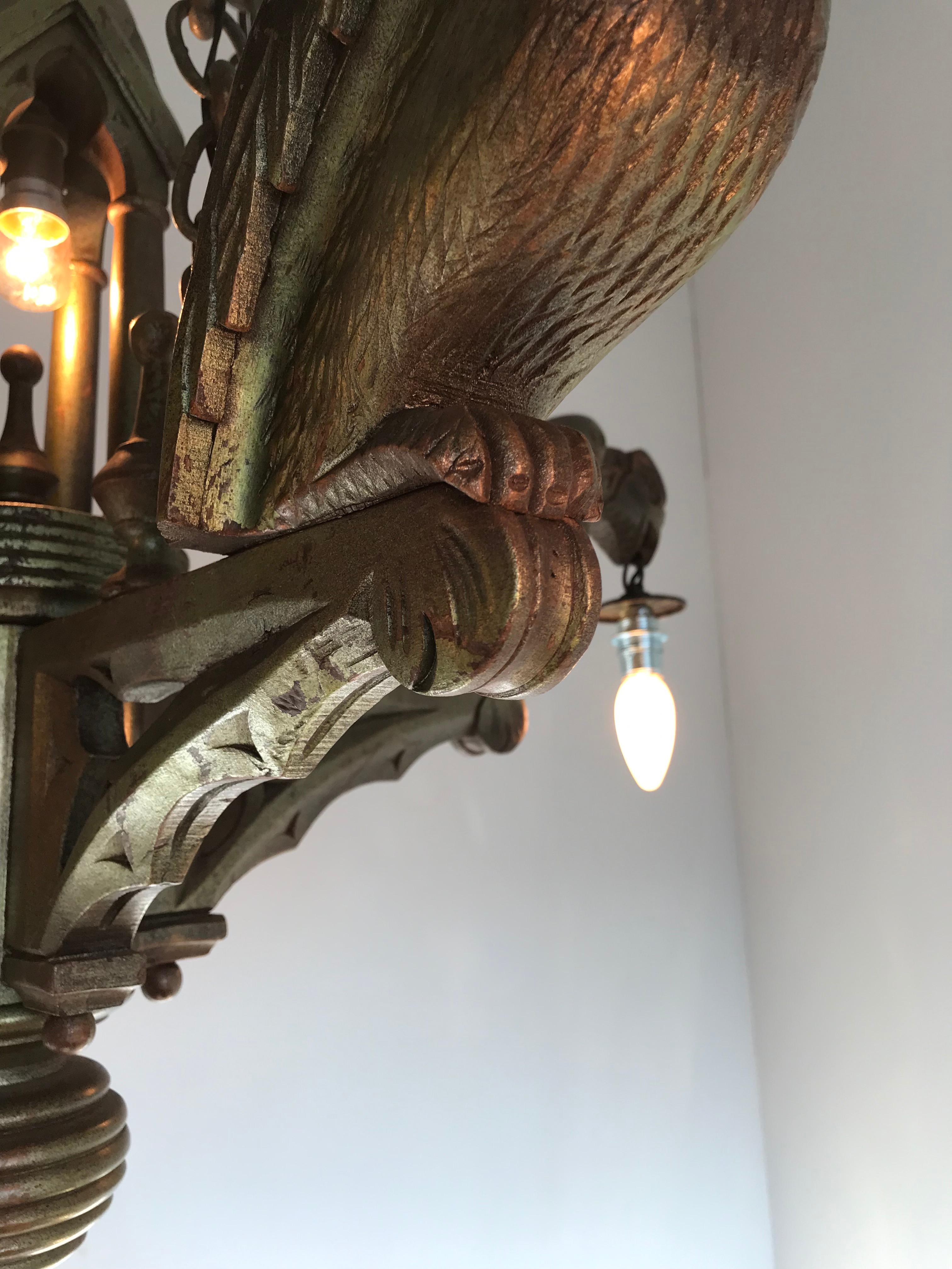 Seltener handgeschnitzter Holzkronleuchter im gotischen Revival-Stil mit Gargoyle-Skulpturen im Angebot 9