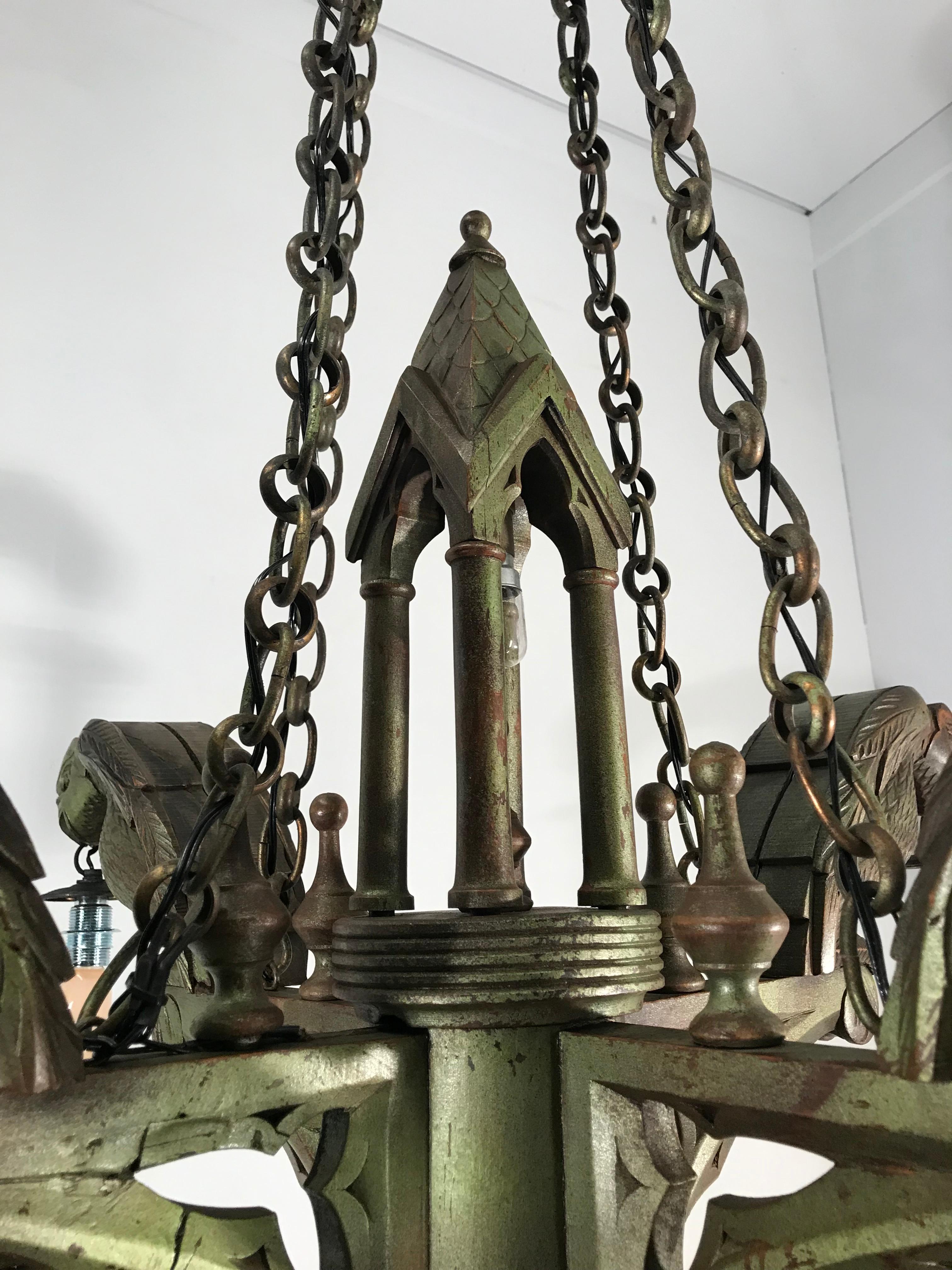 Seltener handgeschnitzter Holzkronleuchter im gotischen Revival-Stil mit Gargoyle-Skulpturen (Französisch) im Angebot