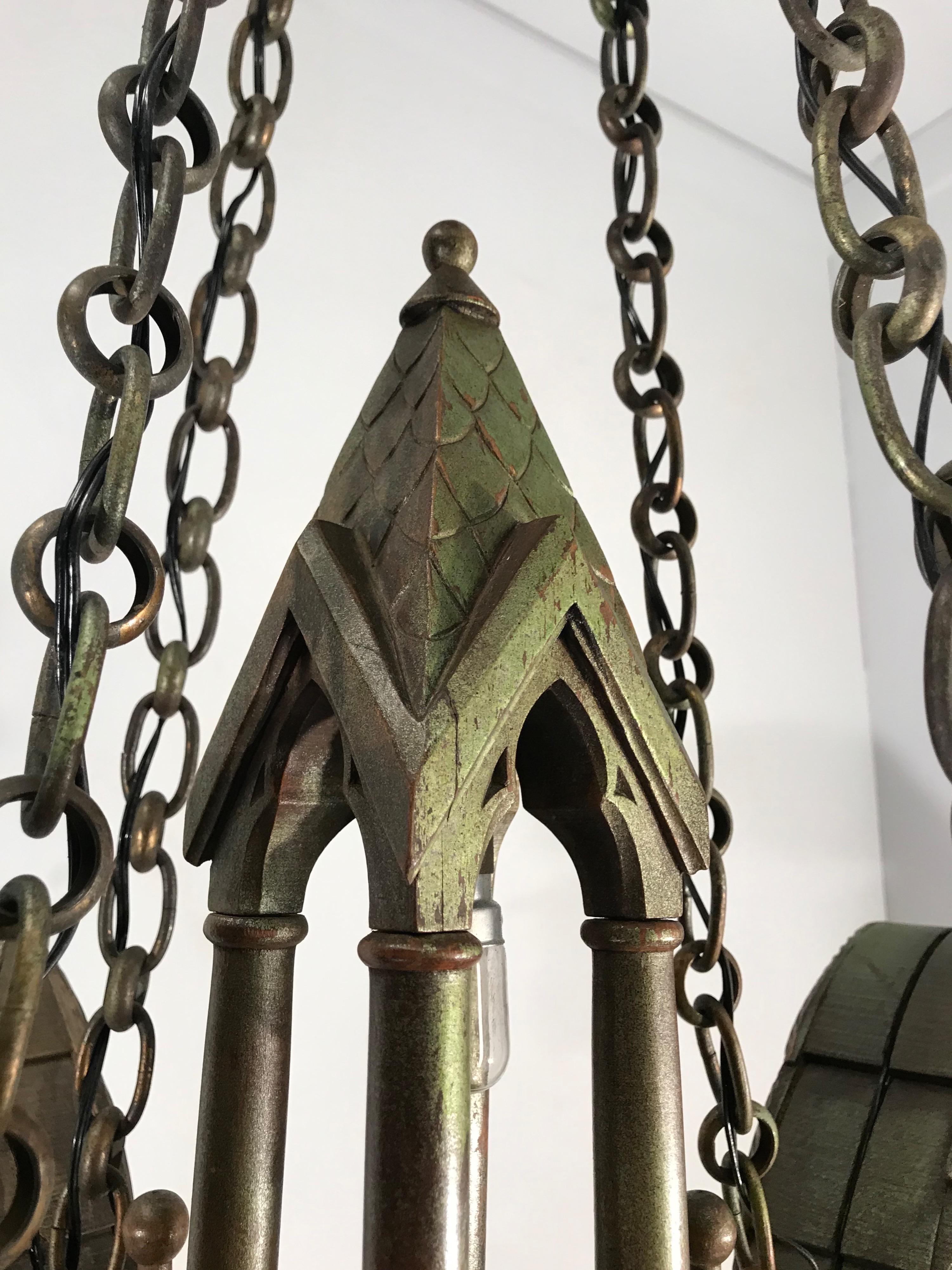 Seltener handgeschnitzter Holzkronleuchter im gotischen Revival-Stil mit Gargoyle-Skulpturen (Handgeschnitzt) im Angebot