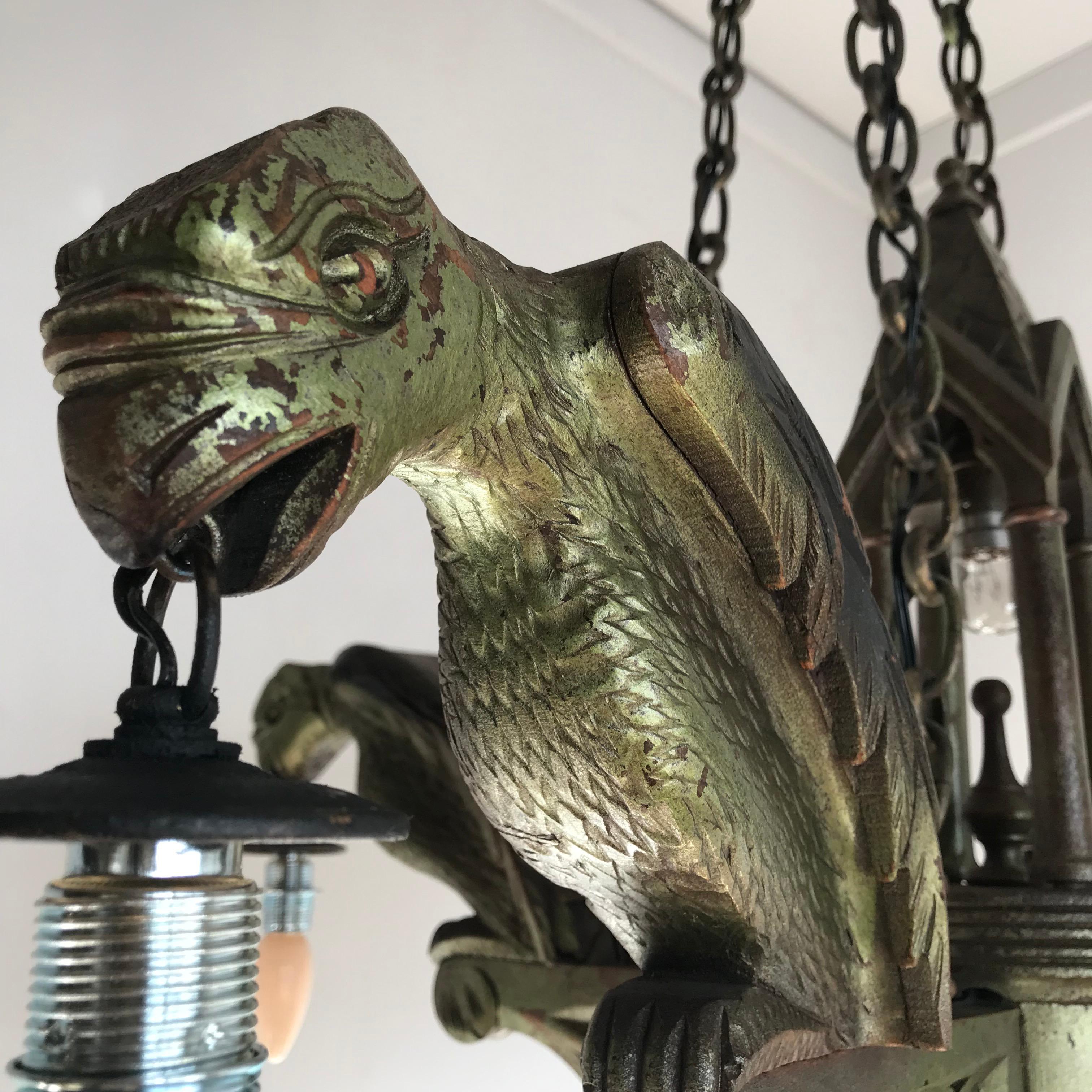 Rare lustre d'art néo-gothique en bois sculpté à la main avec sculptures de gargoyles Bon état - En vente à Lisse, NL