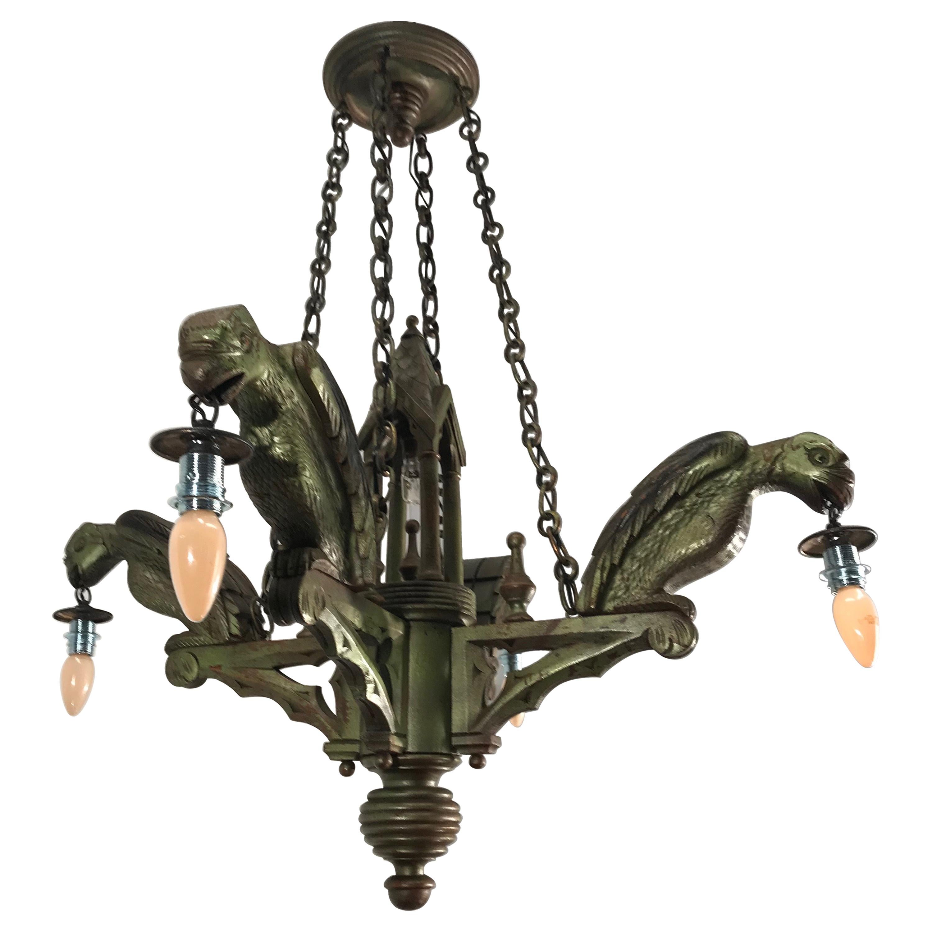 Rare lustre d'art néo-gothique en bois sculpté à la main avec sculptures de gargoyles en vente