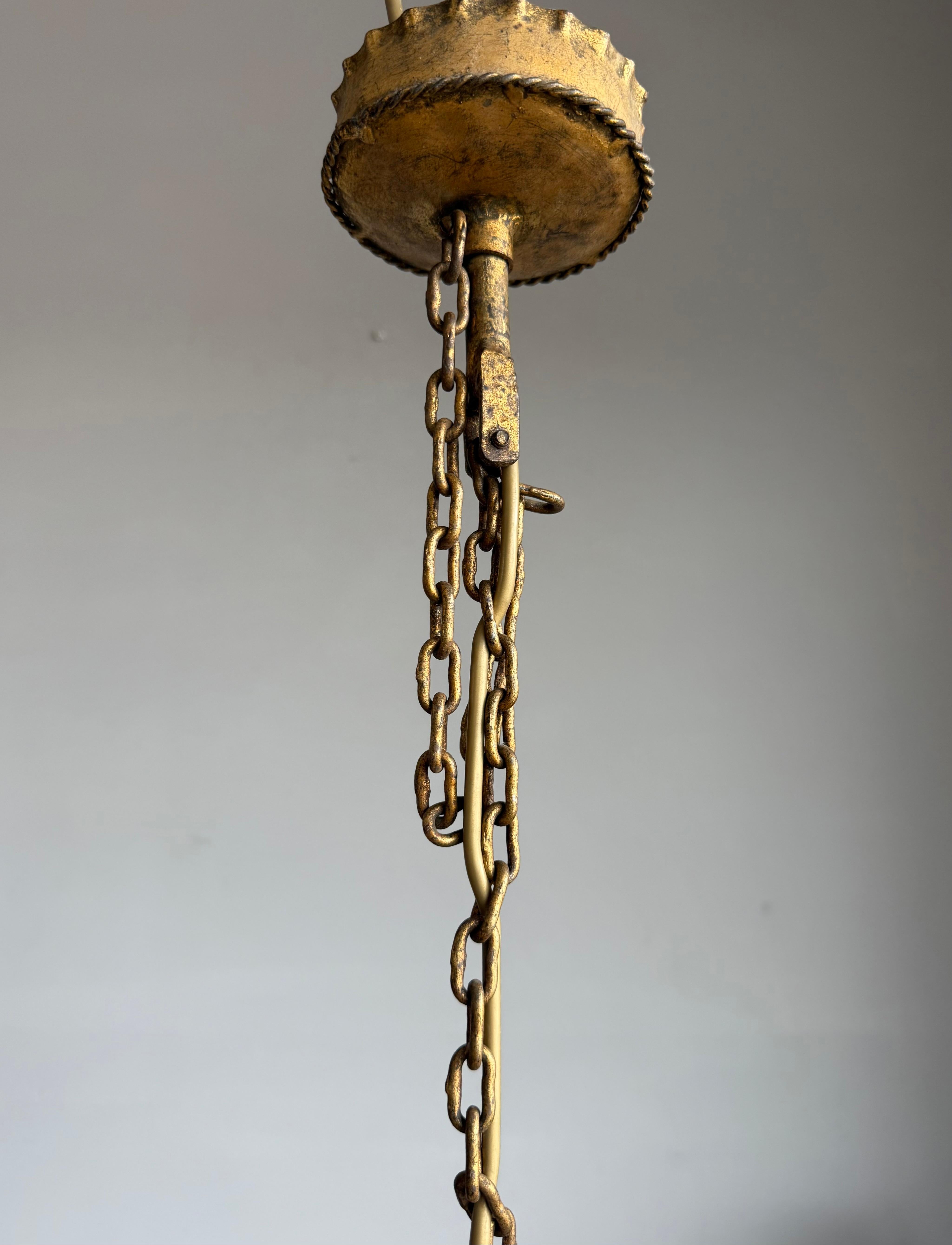 Rara lámpara de araña de hierro forjado dorado forjada a mano wi. Sombras de alabastro en Ferro Art Español en venta