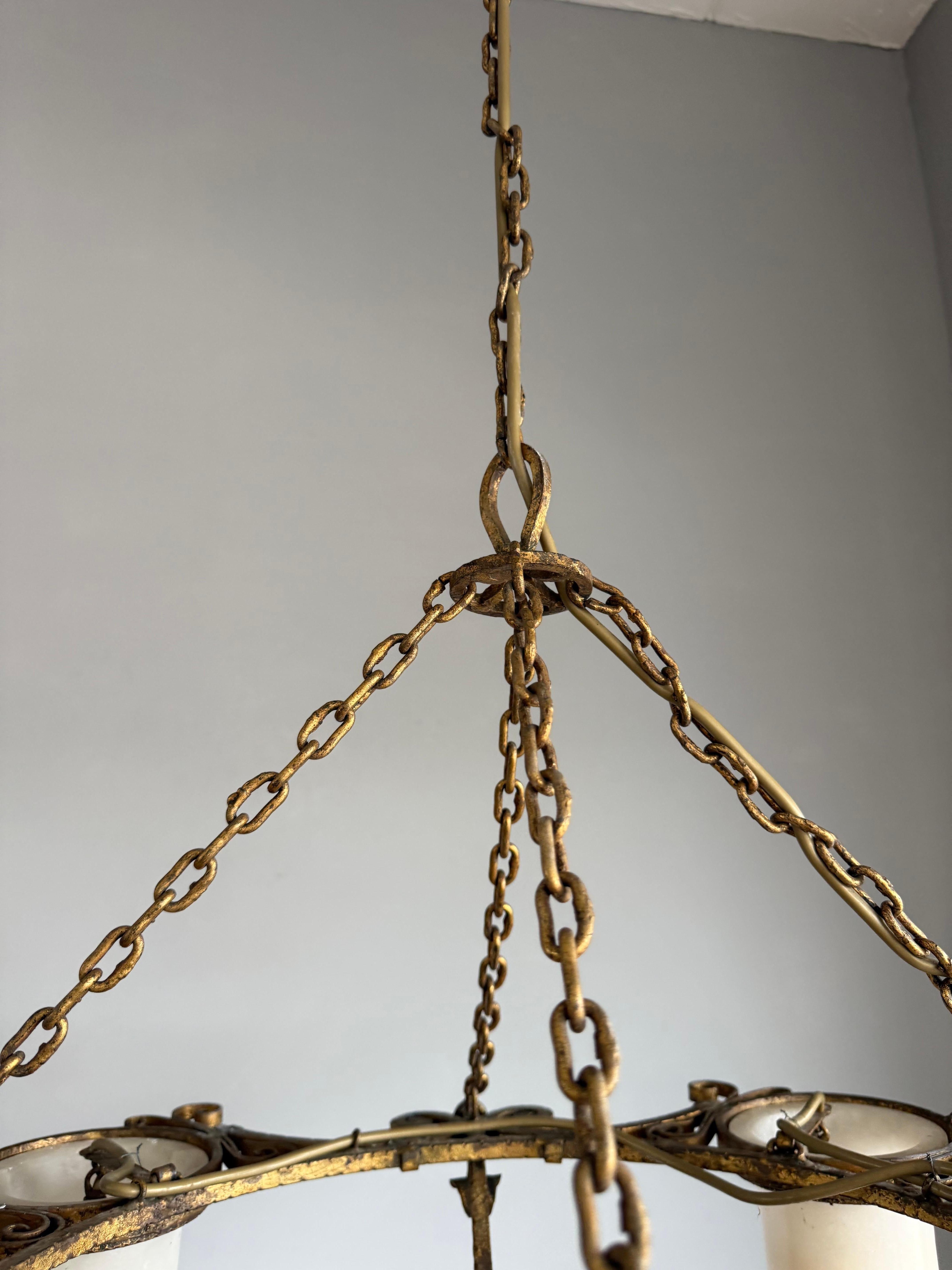 Rara lámpara de araña de hierro forjado dorado forjada a mano wi. Sombras de alabastro en Ferro Art siglo XX en venta