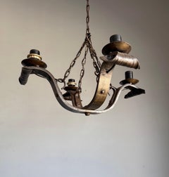 Raro lampadario a 4 luci in ferro battuto forgiato a mano con dettagli scultorei a ricciolo