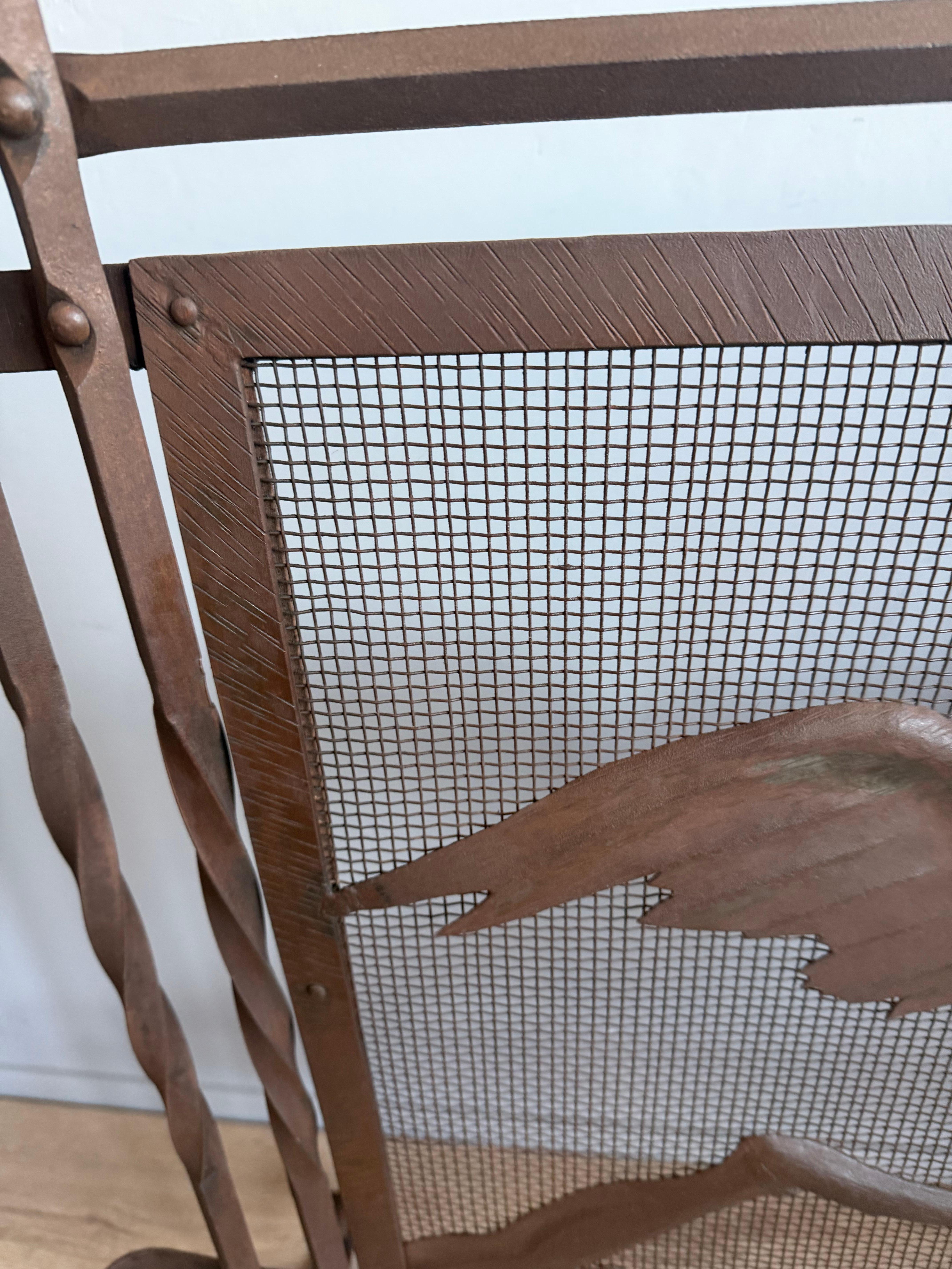 Raro parafuoco in ferro battuto forgiato a mano con motivo di uccelli stilizzati ad ali spiegate in vendita 4