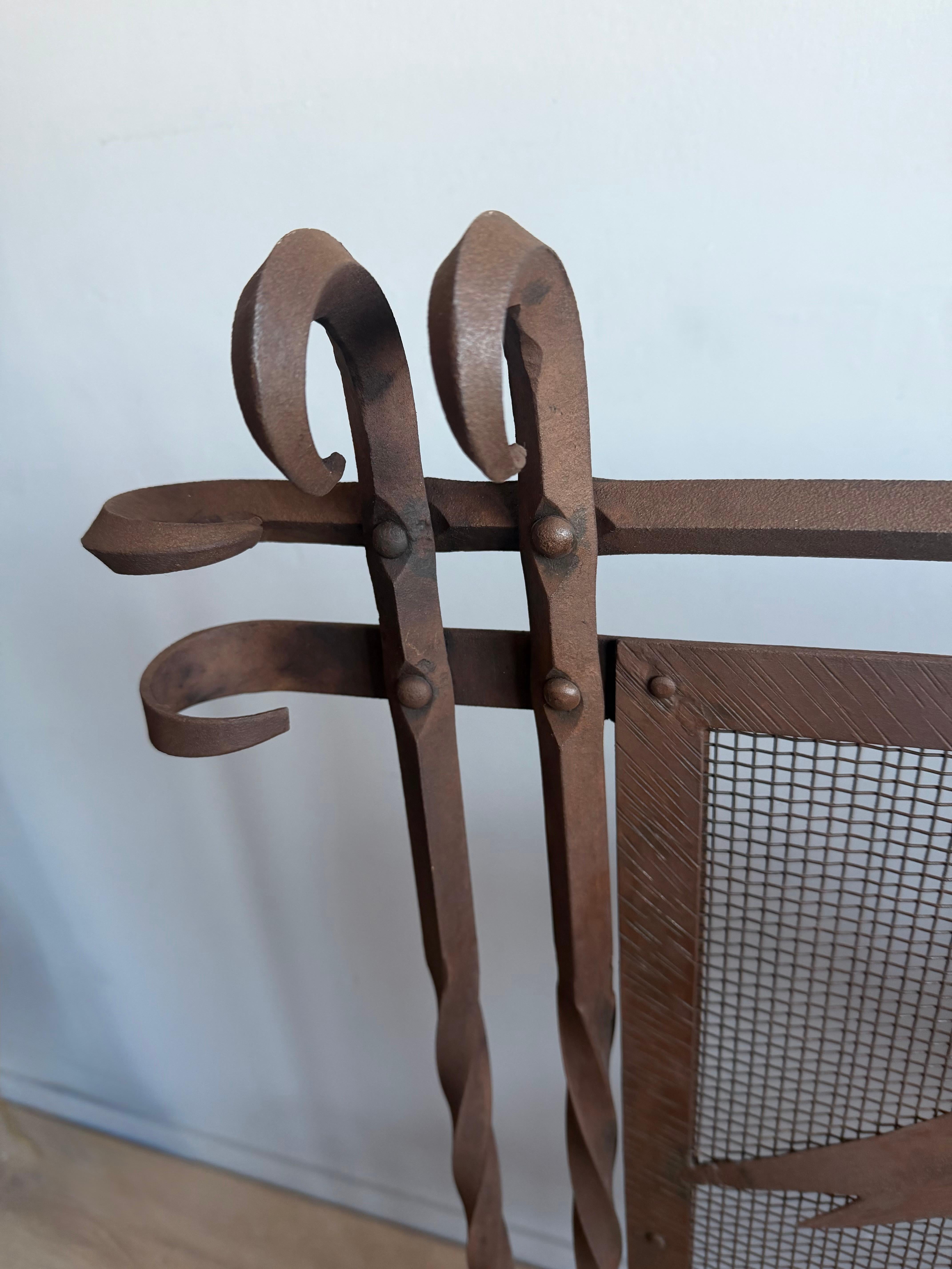 Raro parafuoco in ferro battuto forgiato a mano con motivo di uccelli stilizzati ad ali spiegate in vendita 5