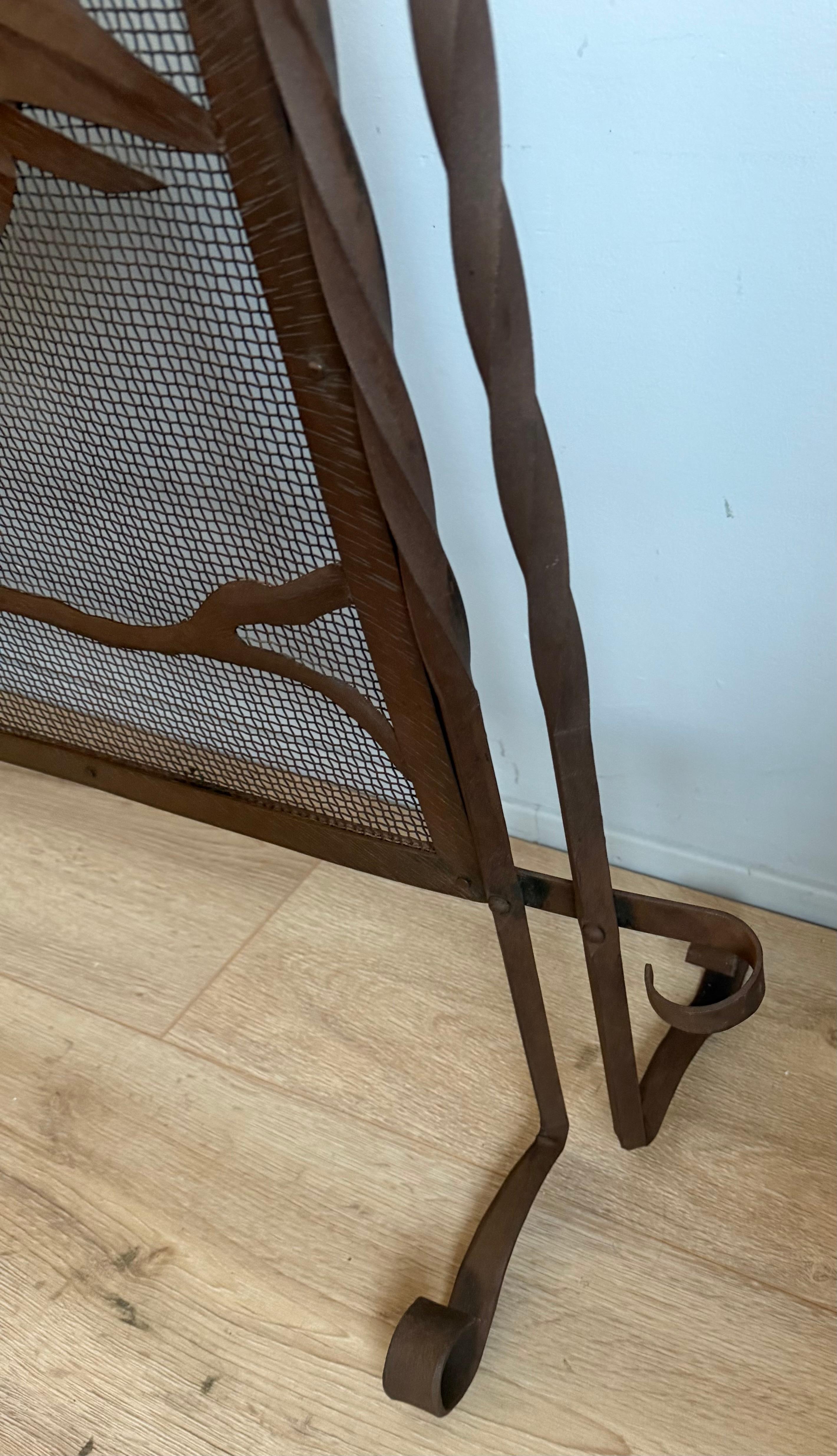 Raro parafuoco in ferro battuto forgiato a mano con motivo di uccelli stilizzati ad ali spiegate in vendita 6