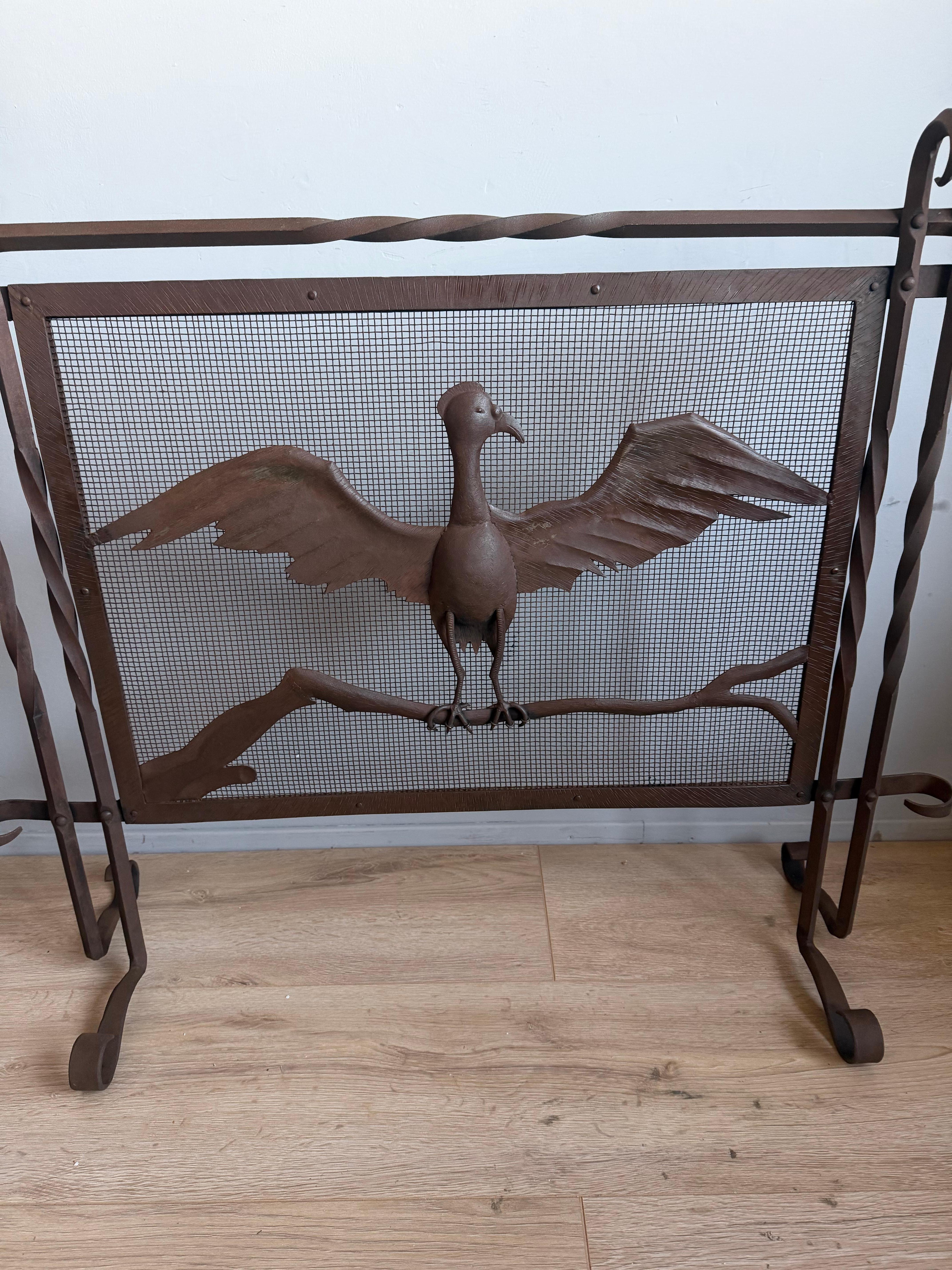 Raro parafuoco in ferro battuto forgiato a mano con motivo di uccelli stilizzati ad ali spiegate in vendita 7