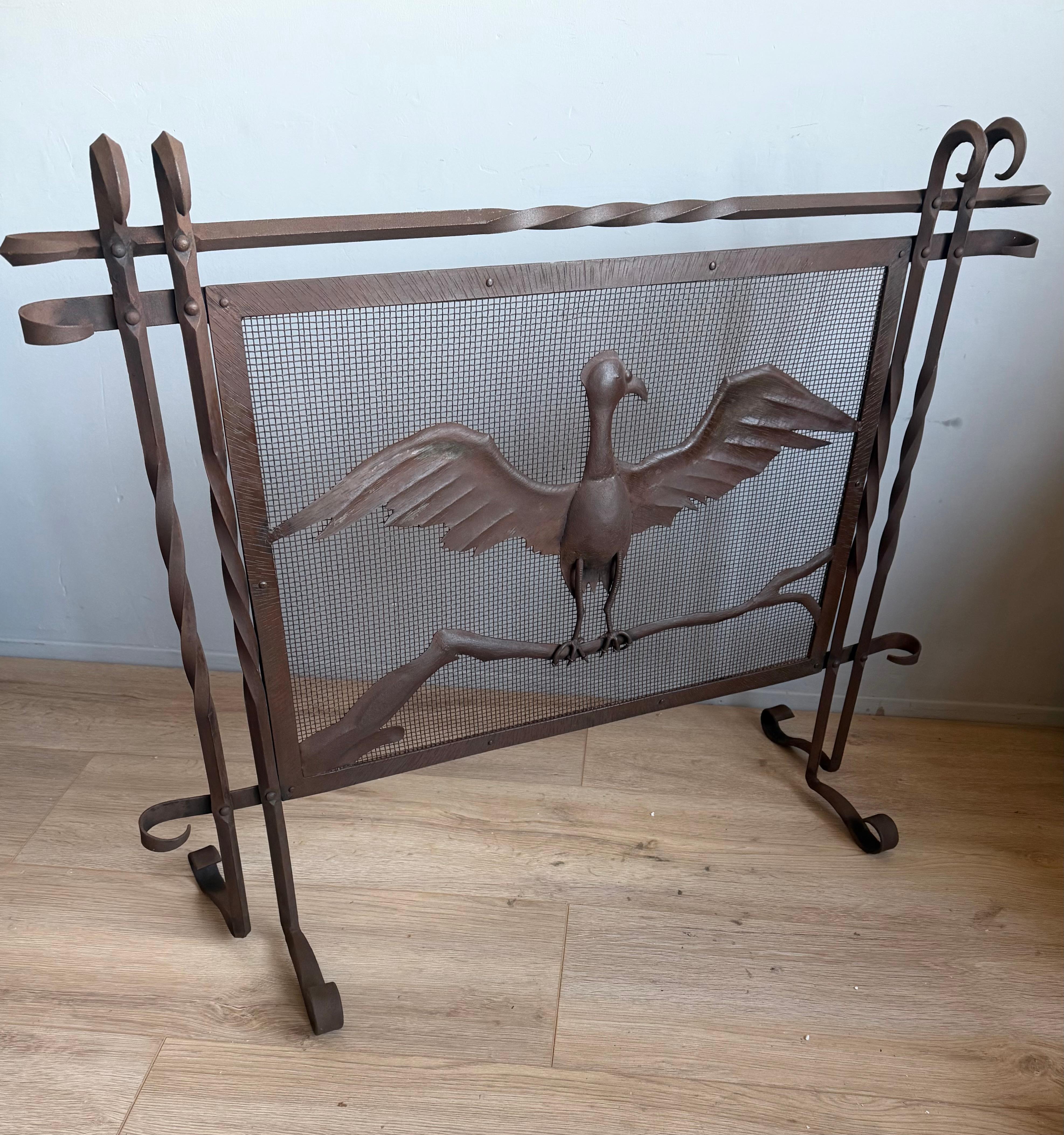 Raro parafuoco in ferro battuto forgiato a mano con motivo di uccelli stilizzati ad ali spiegate in vendita 11