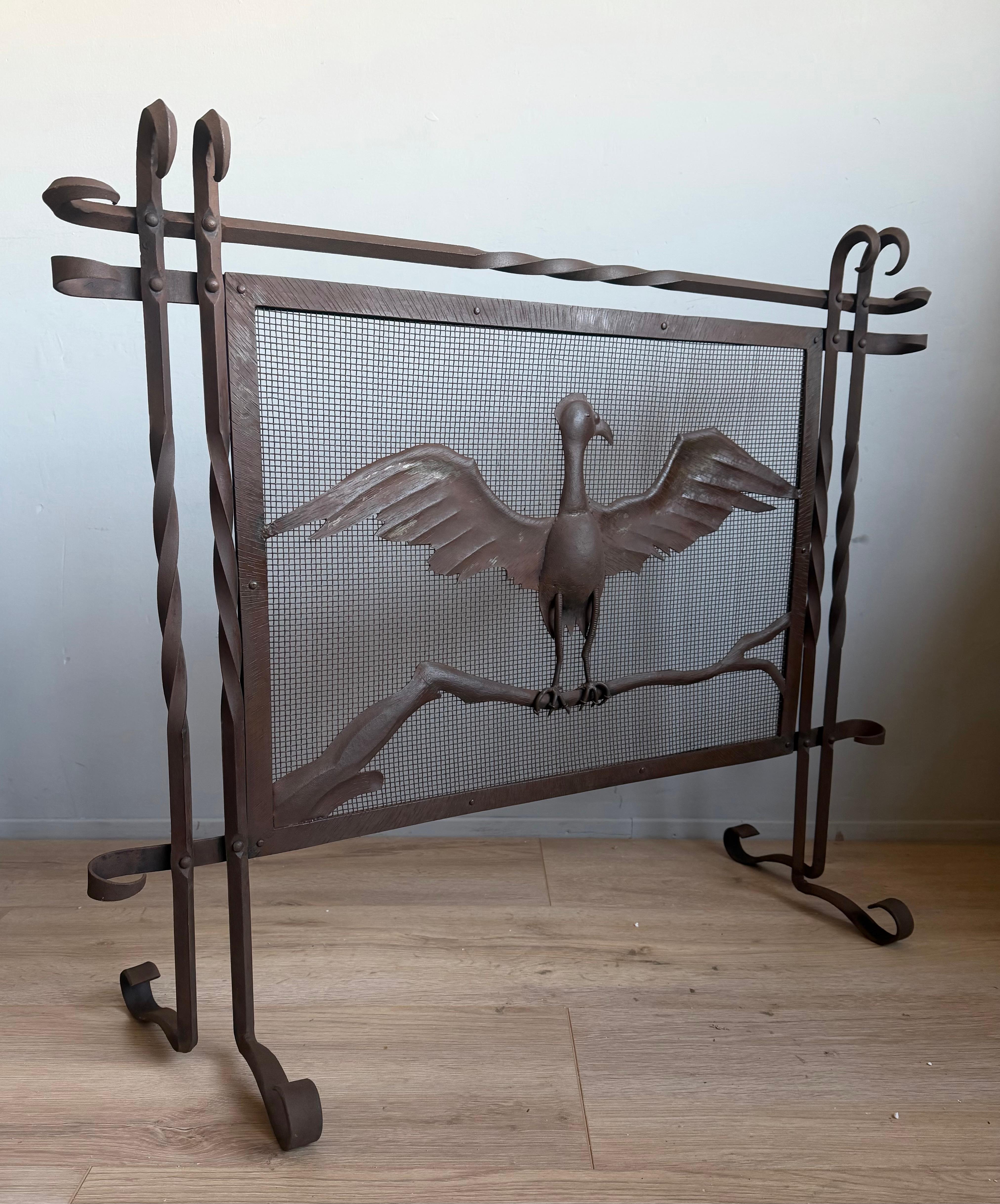 Arts and Crafts Raro parafuoco in ferro battuto forgiato a mano con motivo di uccelli stilizzati ad ali spiegate in vendita