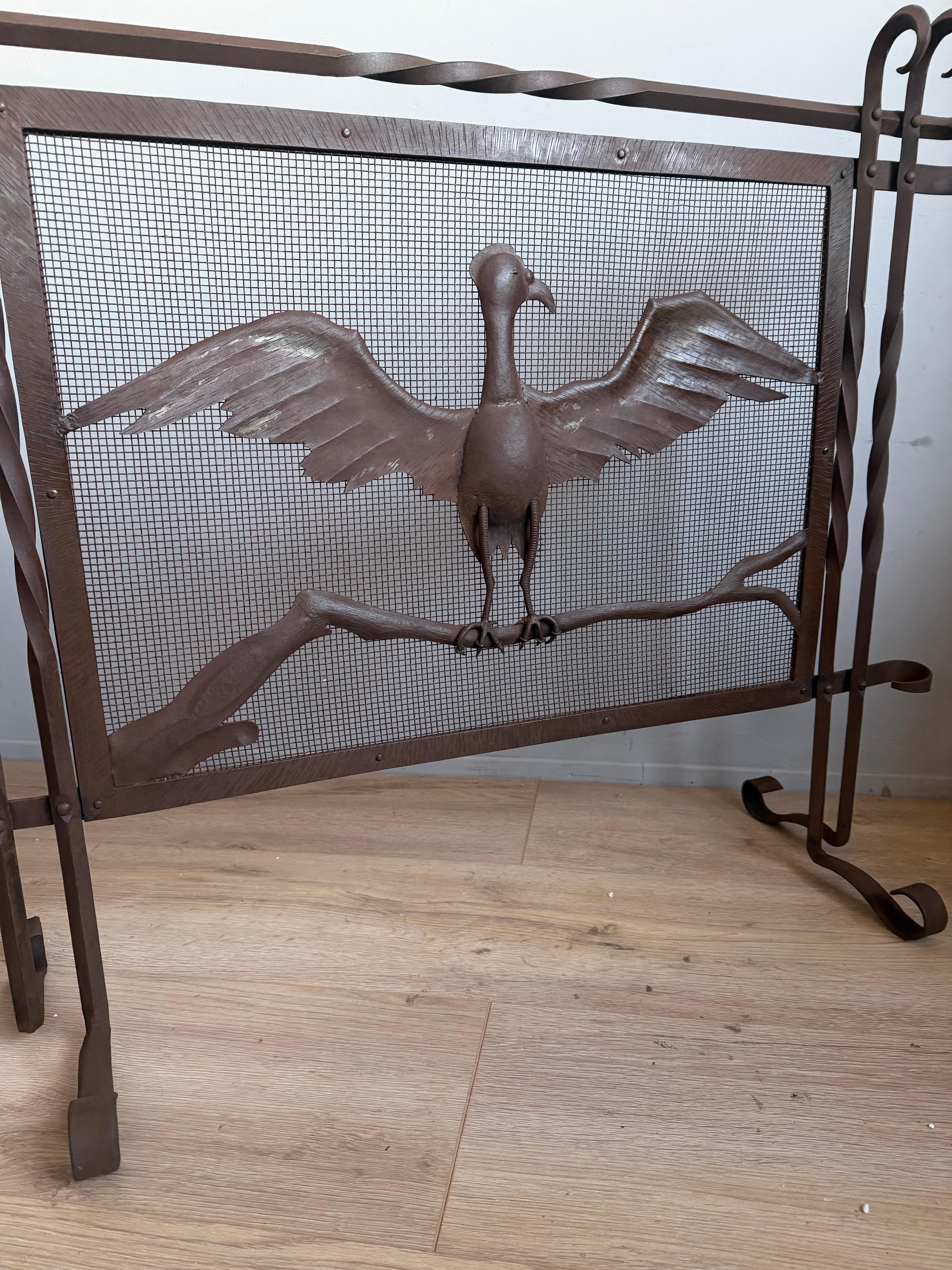 Forgiato Raro parafuoco in ferro battuto forgiato a mano con motivo di uccelli stilizzati ad ali spiegate in vendita