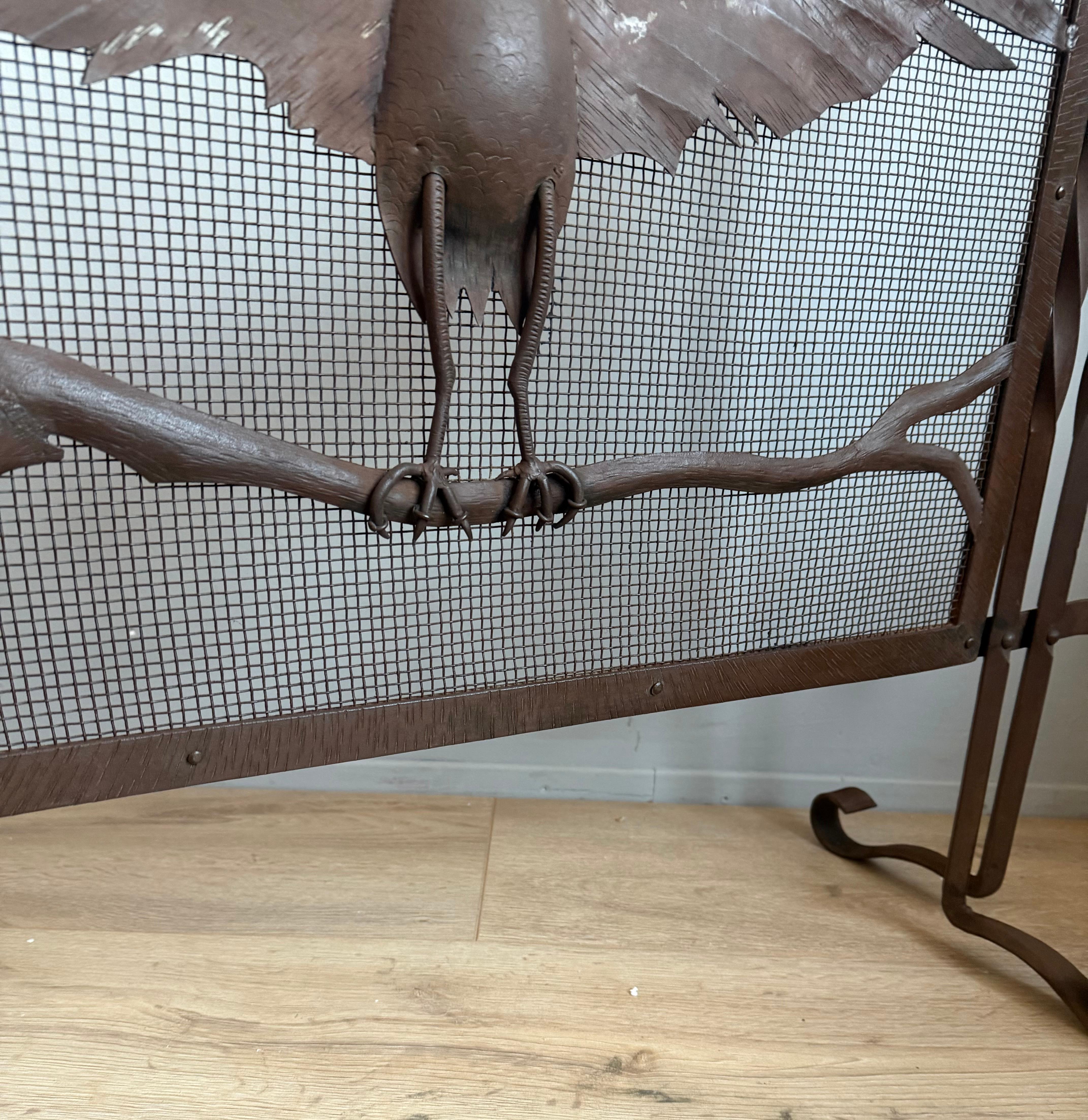 Raro parafuoco in ferro battuto forgiato a mano con motivo di uccelli stilizzati ad ali spiegate In condizioni buone in vendita a Lisse, NL