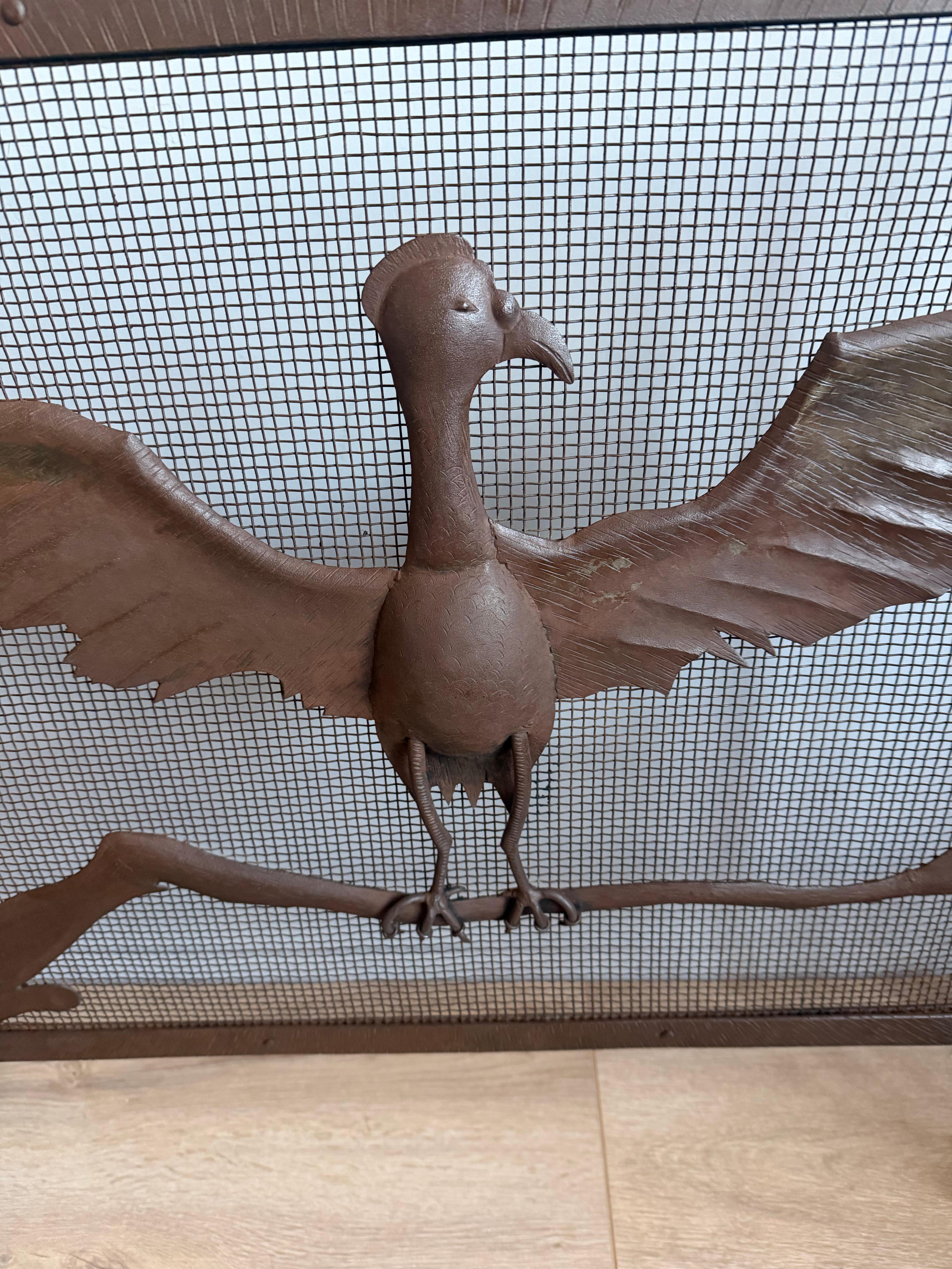 XX secolo Raro parafuoco in ferro battuto forgiato a mano con motivo di uccelli stilizzati ad ali spiegate in vendita