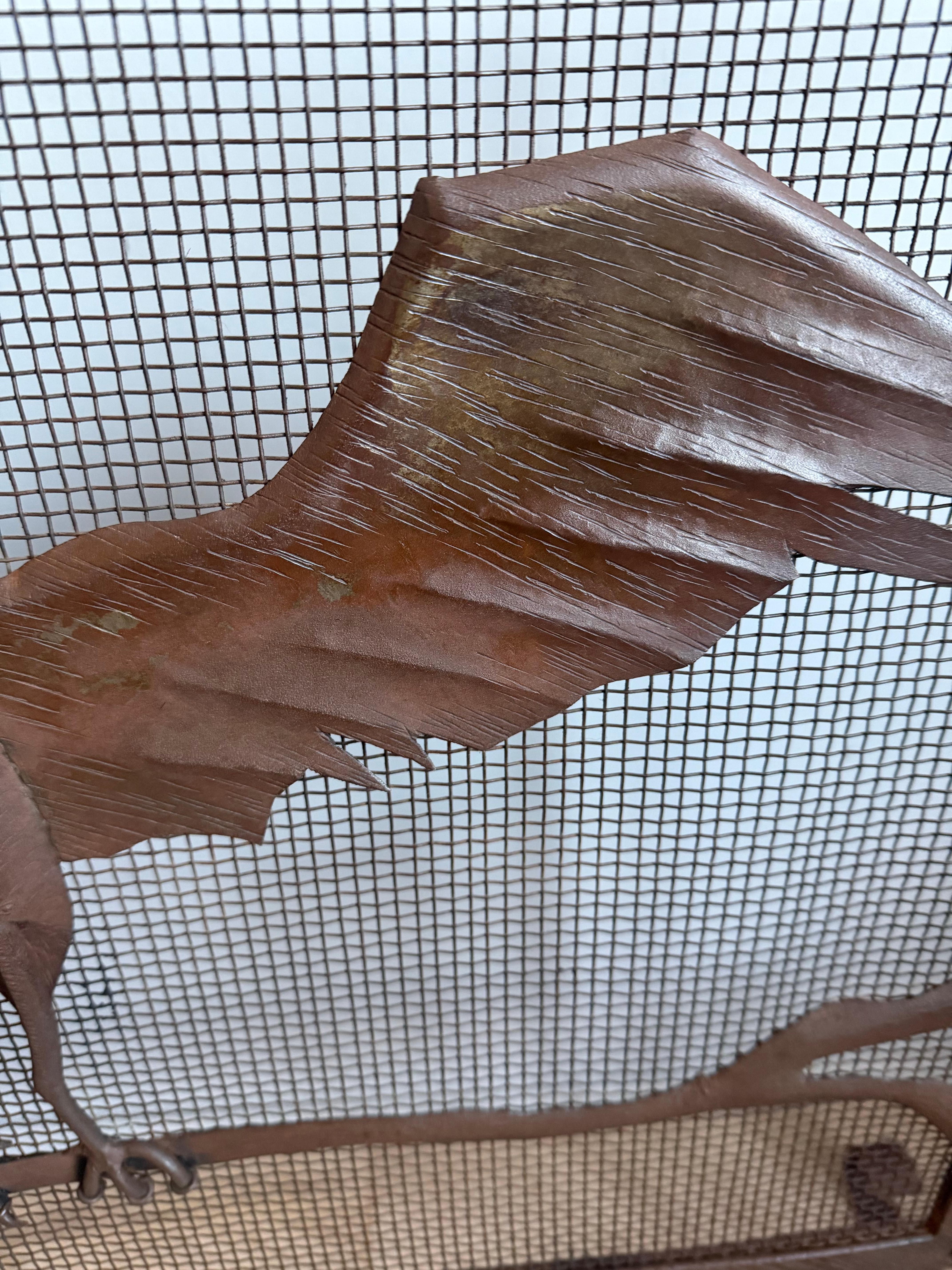 Raro parafuoco in ferro battuto forgiato a mano con motivo di uccelli stilizzati ad ali spiegate in vendita 1