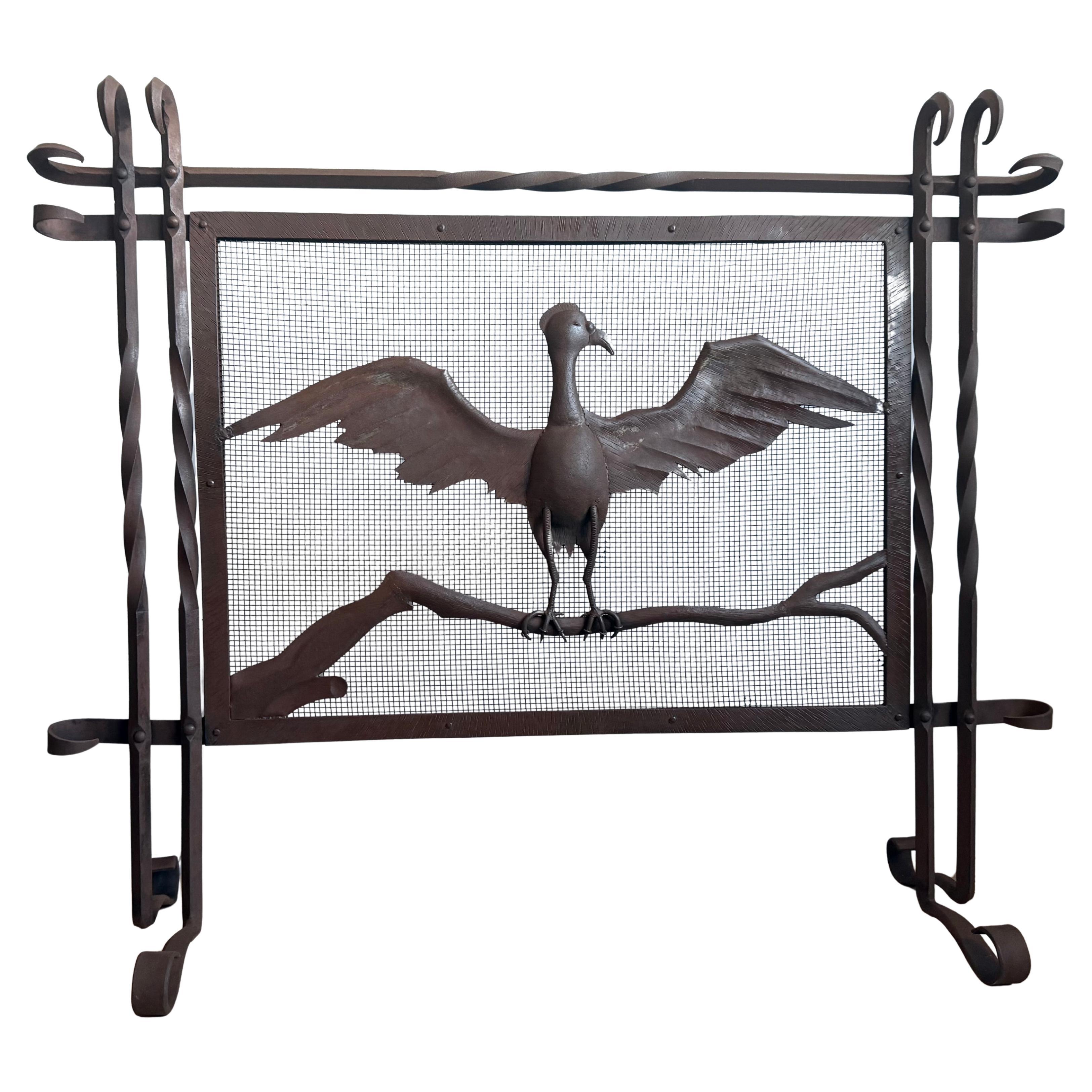 Raro parafuoco in ferro battuto forgiato a mano con motivo di uccelli stilizzati ad ali spiegate in vendita