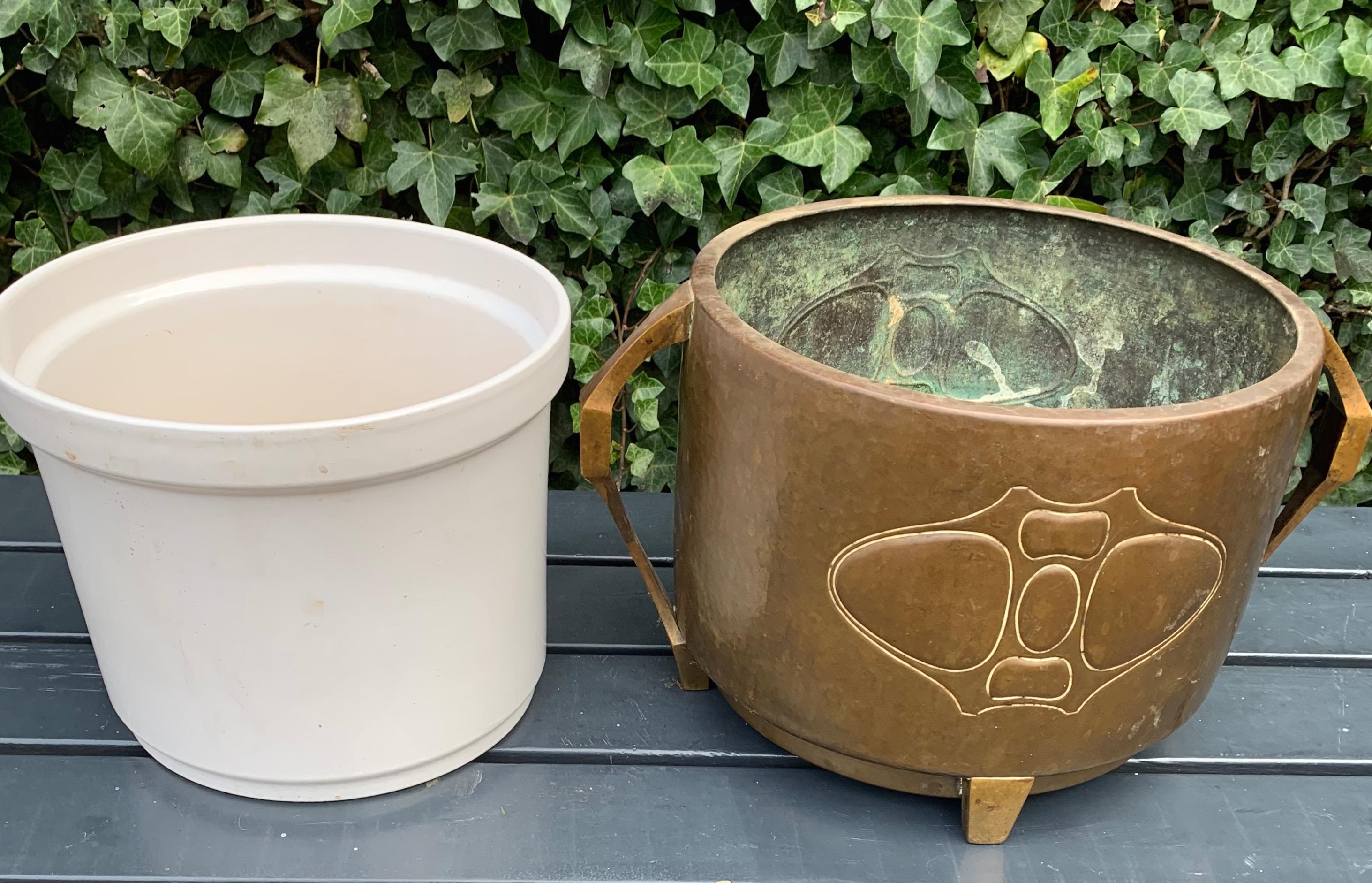 Seltene handgehämmerte Jardiniere oder Weinkühler aus Messing und Bronze im Arts & Crafts-Stil von WMF im Angebot 7