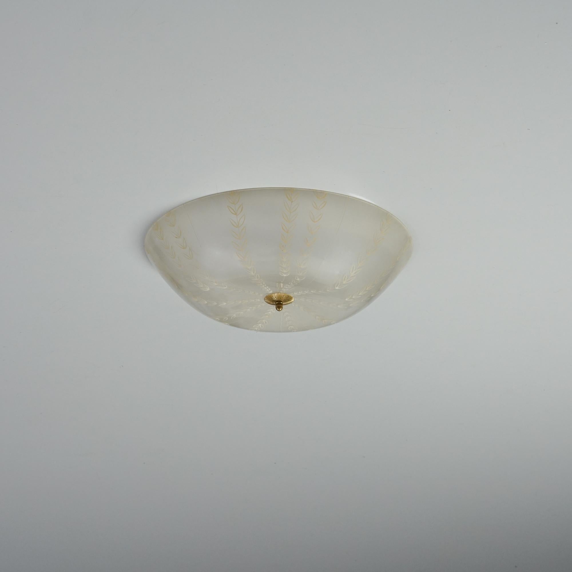Rare modèle d'encastrement peint à la main, modèle 1001, conçu par Lisa Johansson-Pape, fabriqué par Orno Oy, années 1950. Marqué. Abat-jour en verre opalin dépoli avec des feuilles peintes à la main. Détails du laiton. Bon état vintage, patine