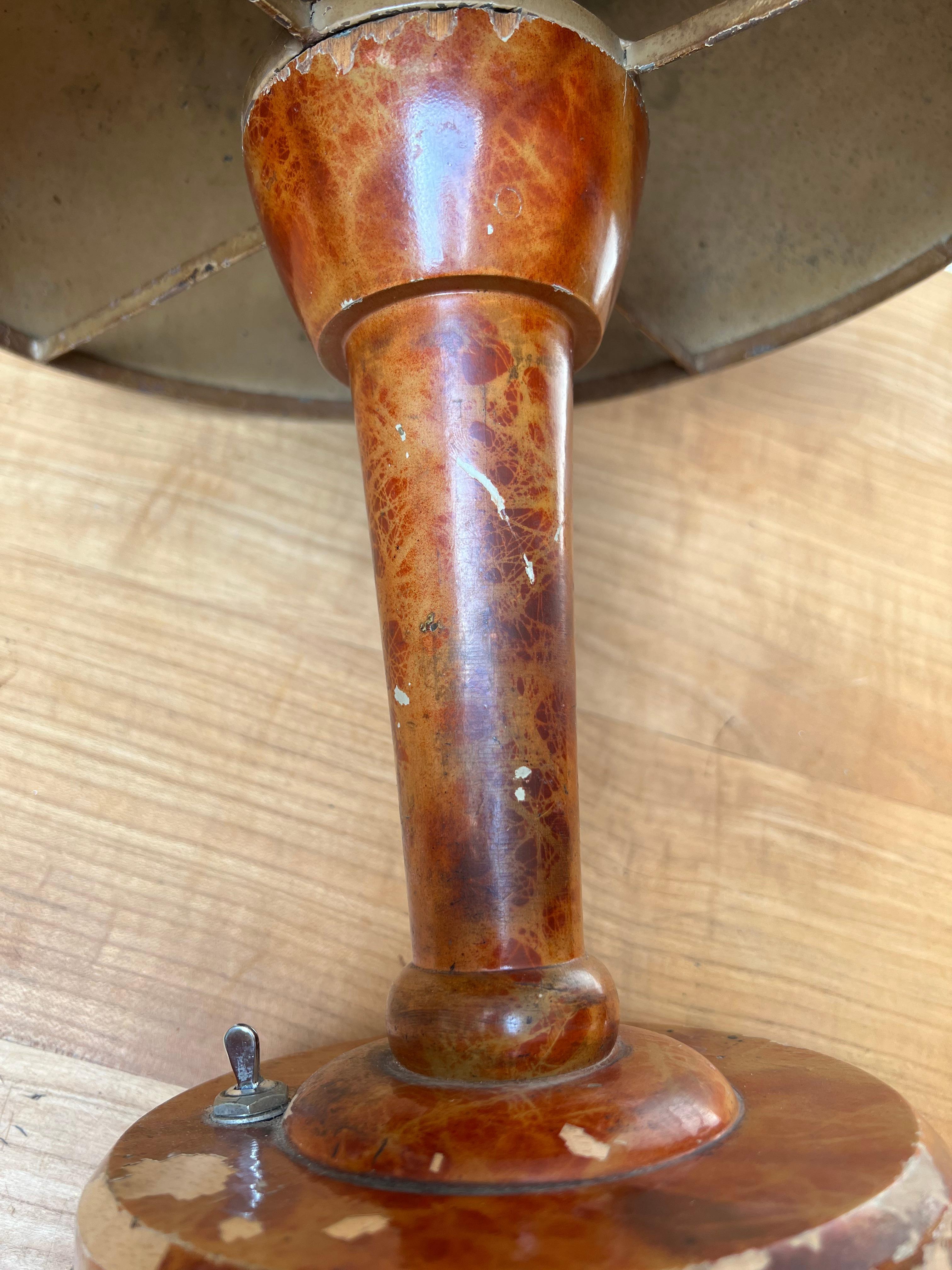 20ième siècle Rare lampe de bureau ou lampe à chapeau champignon Art Déco en laiton, métal et bois en vente