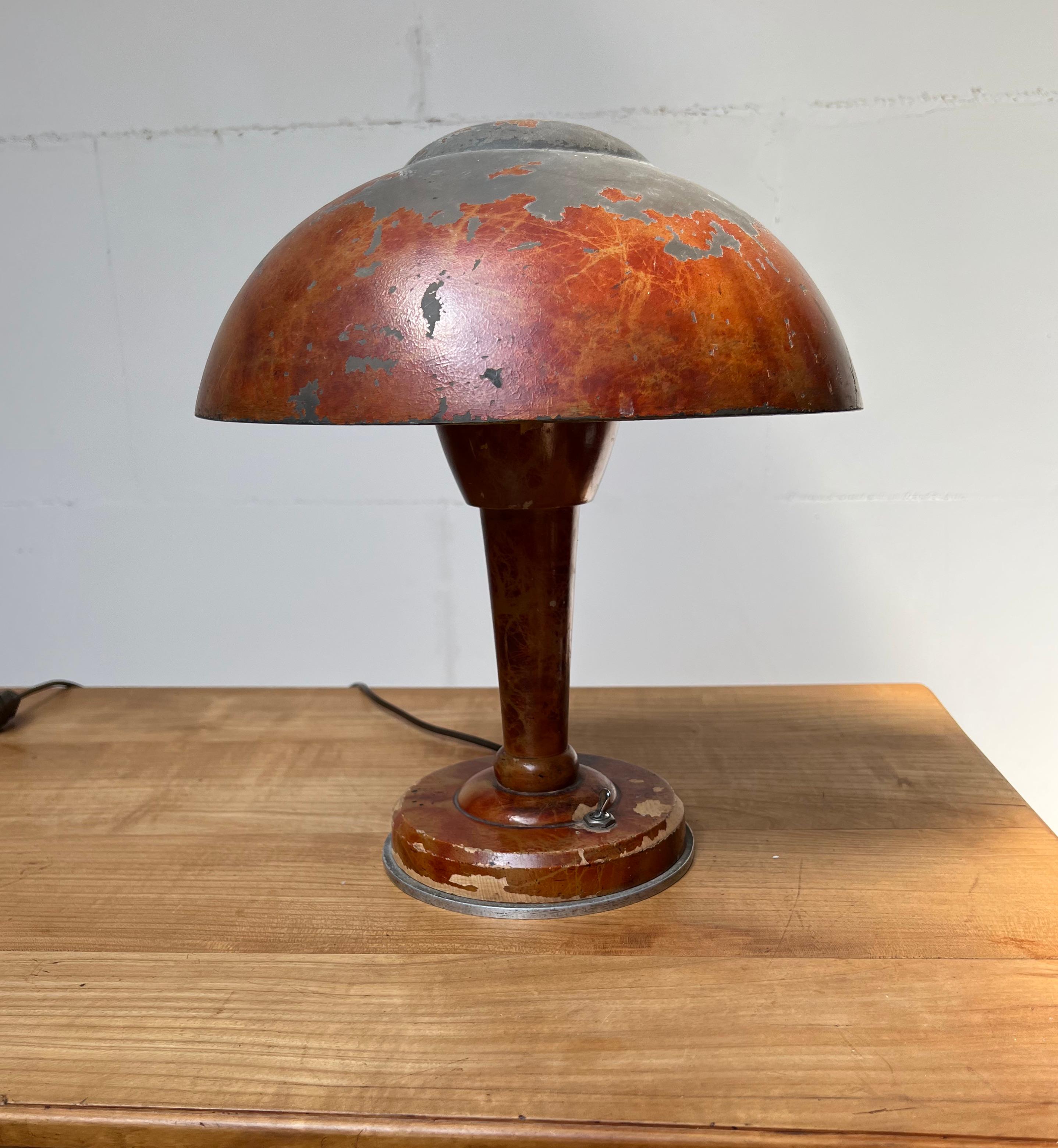 Seltene Art Deco Pilzhut-Tisch- oder Schreibtischlampe aus Messing, Metall und Holz, signiert M. Sabino im Angebot 3