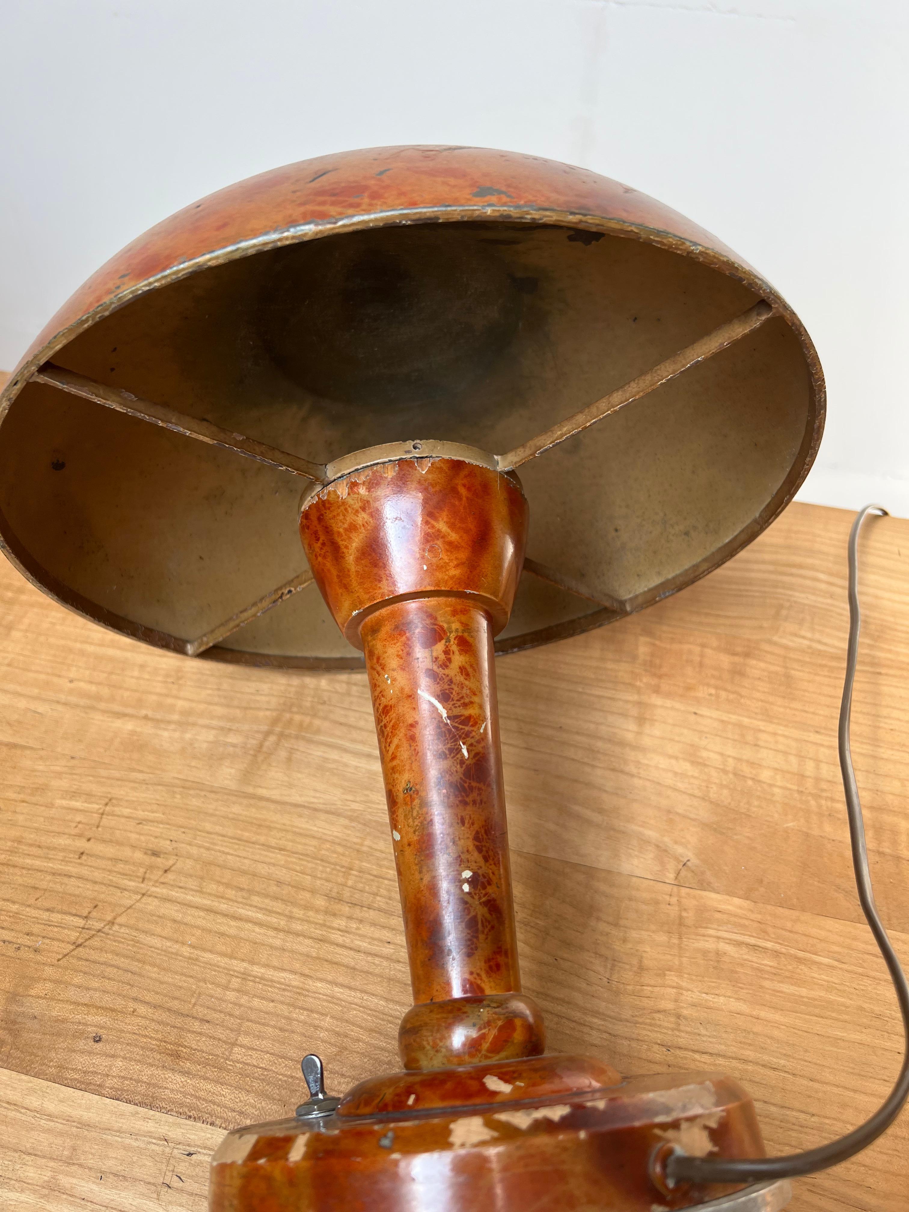 Rare lampe de bureau ou lampe à chapeau champignon Art Déco en laiton, métal et bois en vente 2