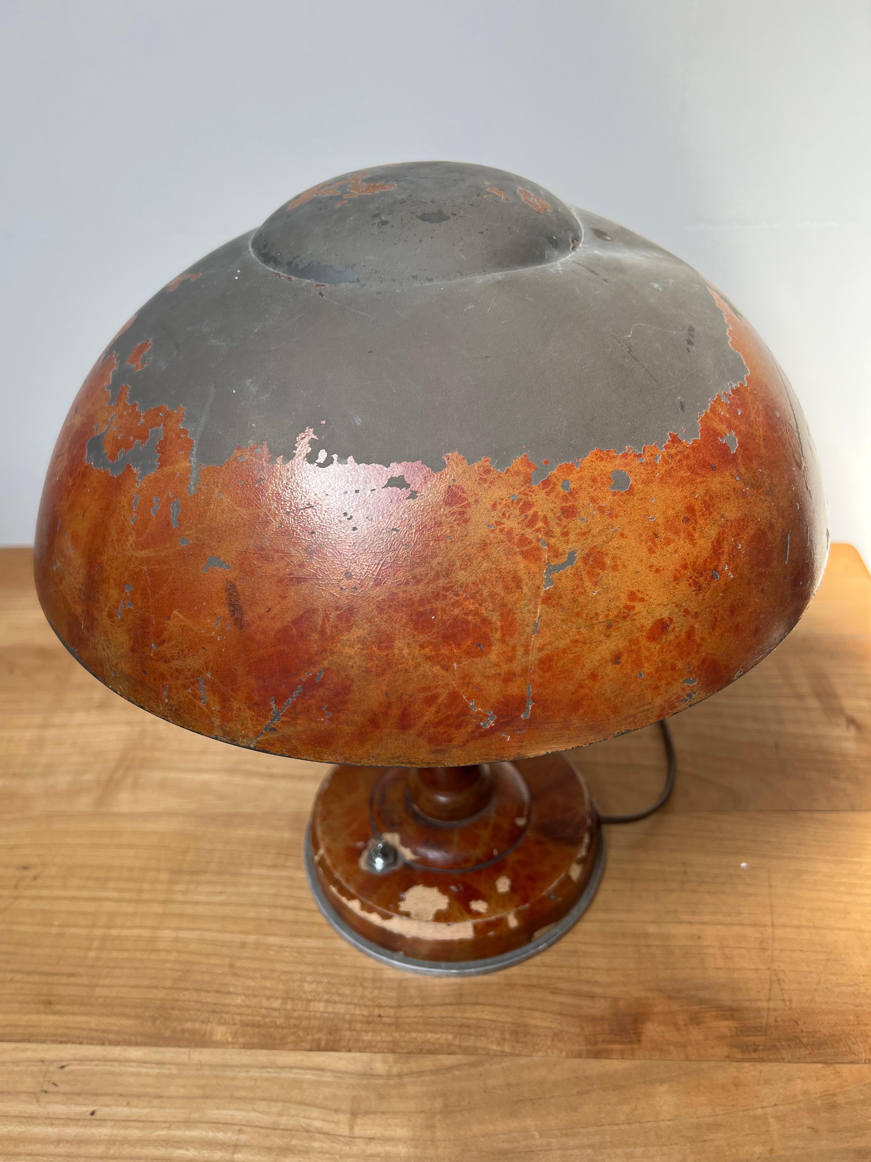 Rare lampe de bureau ou lampe à chapeau champignon Art Déco en laiton, métal et bois en vente 3