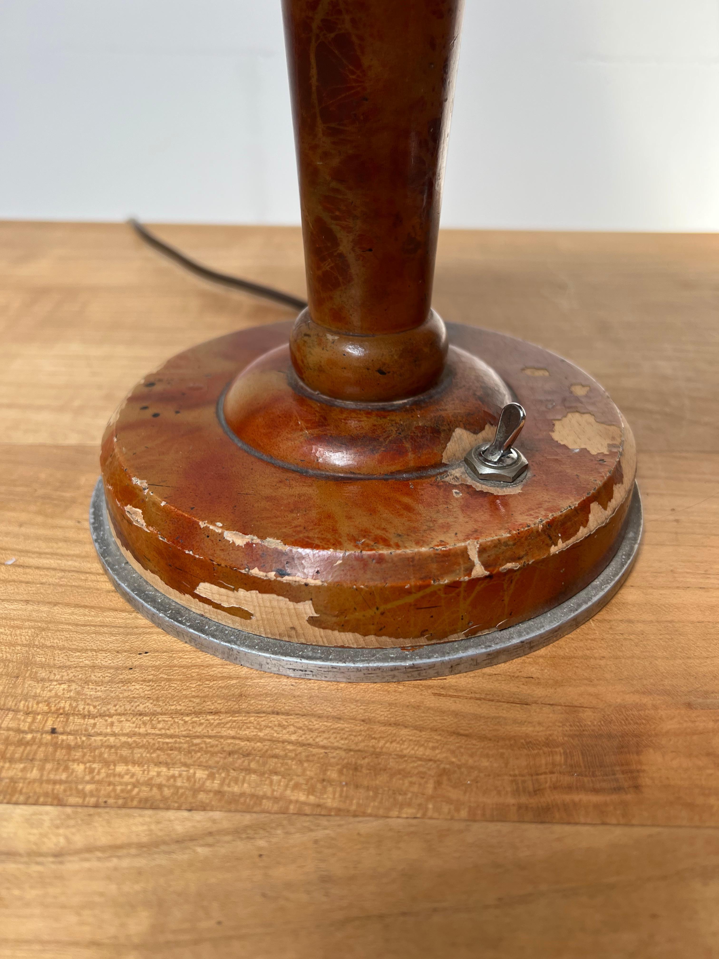 Seltene Art Deco Pilzhut-Tisch- oder Schreibtischlampe aus Messing, Metall und Holz, signiert M. Sabino im Angebot 10