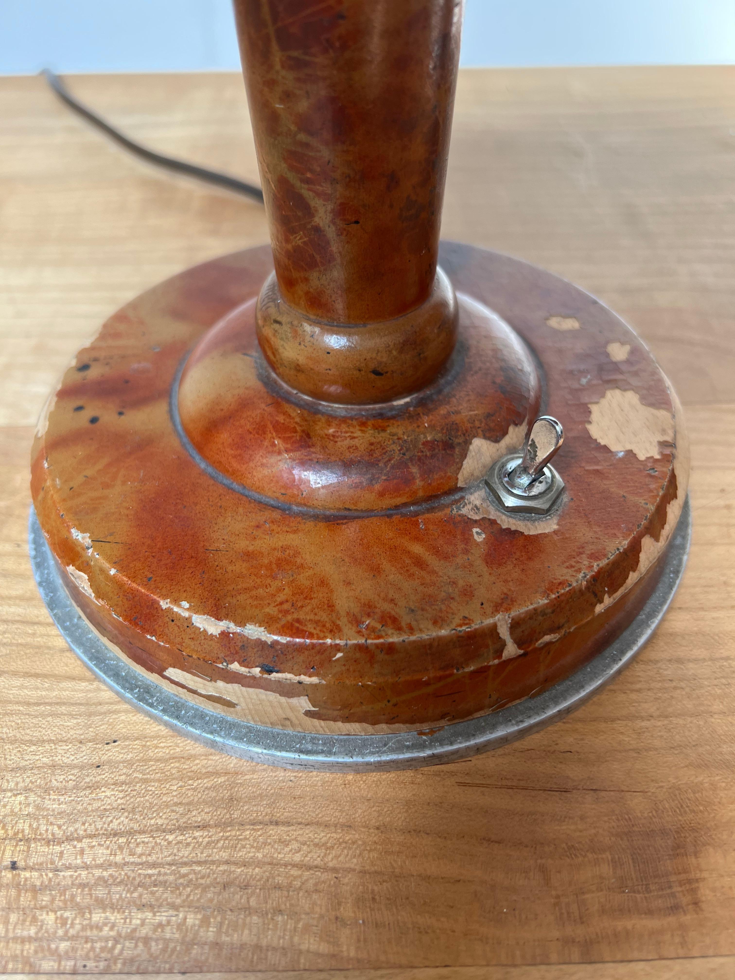 Rare lampe de bureau ou lampe à chapeau champignon Art Déco en laiton, métal et bois en vente 8