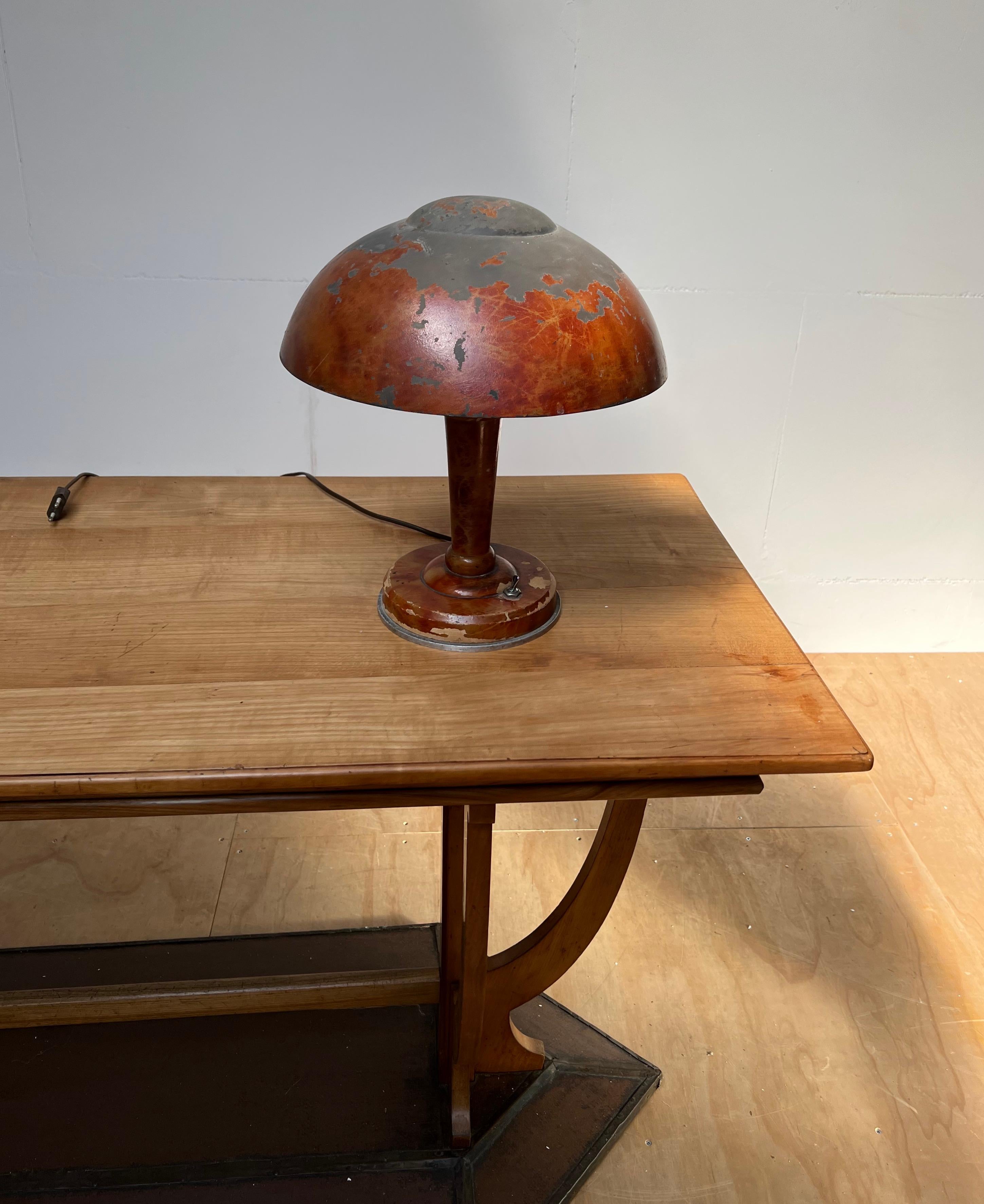 Seltene Art Deco Pilzhut-Tisch- oder Schreibtischlampe aus Messing, Metall und Holz, signiert M. Sabino im Angebot 12